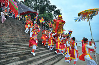 Rộn ràng lễ hội làng Bát Tràng