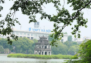 Thủ đô Hà Nội sáng sớm có mưa rào và dông rải rác, chiều hửng nắng