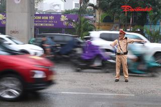 Hà Nội: Rào chắn thi công “bóp nghẹt” đường Nguyễn Trãi, người dân di chuyển khó khăn