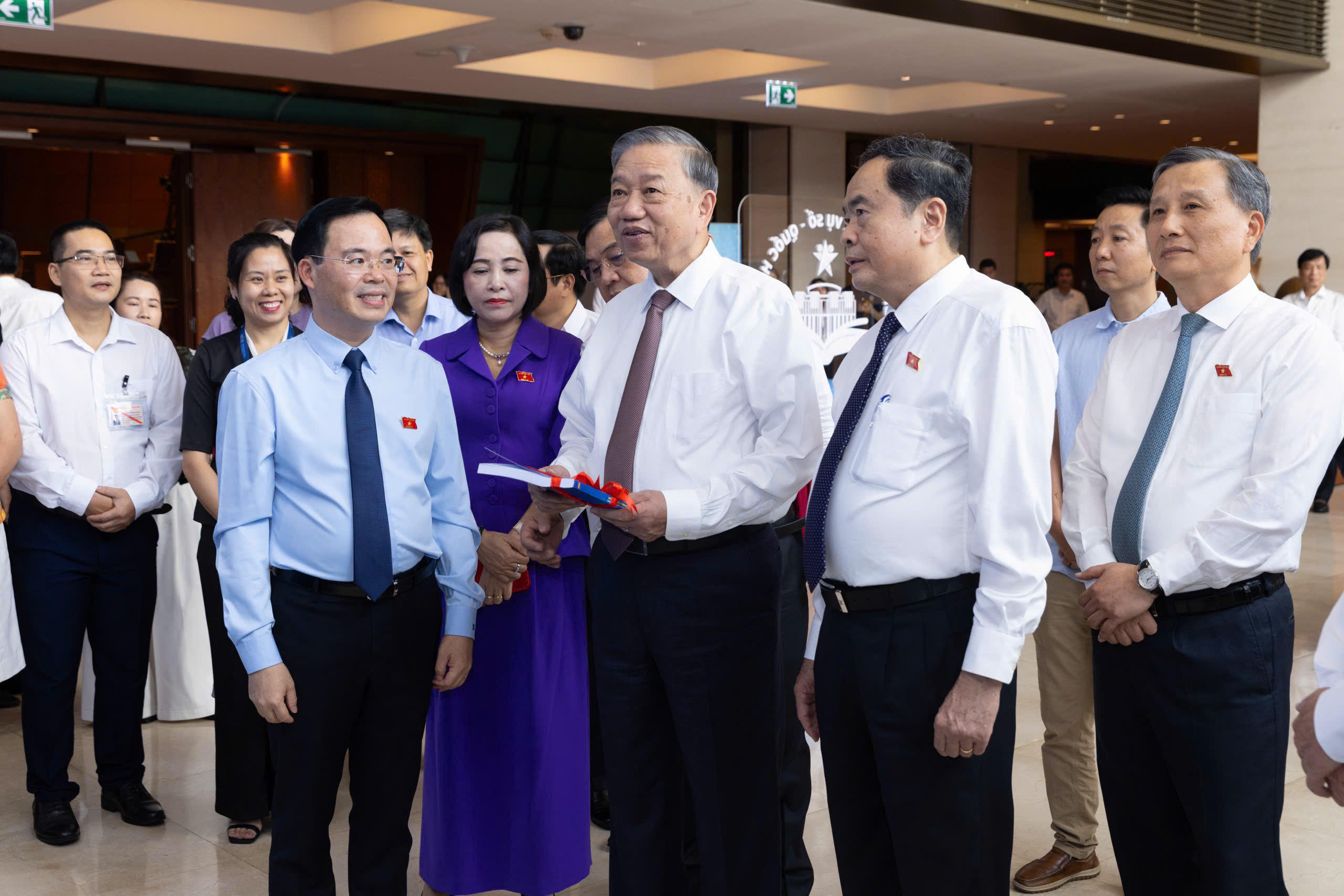 Tổng Bí thư Tô Lâm, Chủ tịch Quốc hội Trần Thanh Mẫn cùng các đại biểu tham quan khu trưng bày về kết quả chuyển đổi số của Quốc hội. 