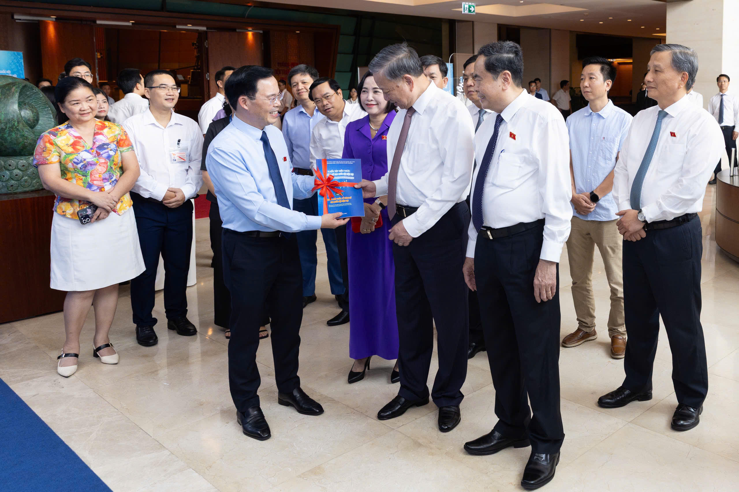 Tổng Bí thư Tô Lâm, Chủ tịch Quốc hội Trần Thanh Mẫn cùng các đại biểu tham quan khu trưng bày về kết quả chuyển đổi số của Quốc hội.