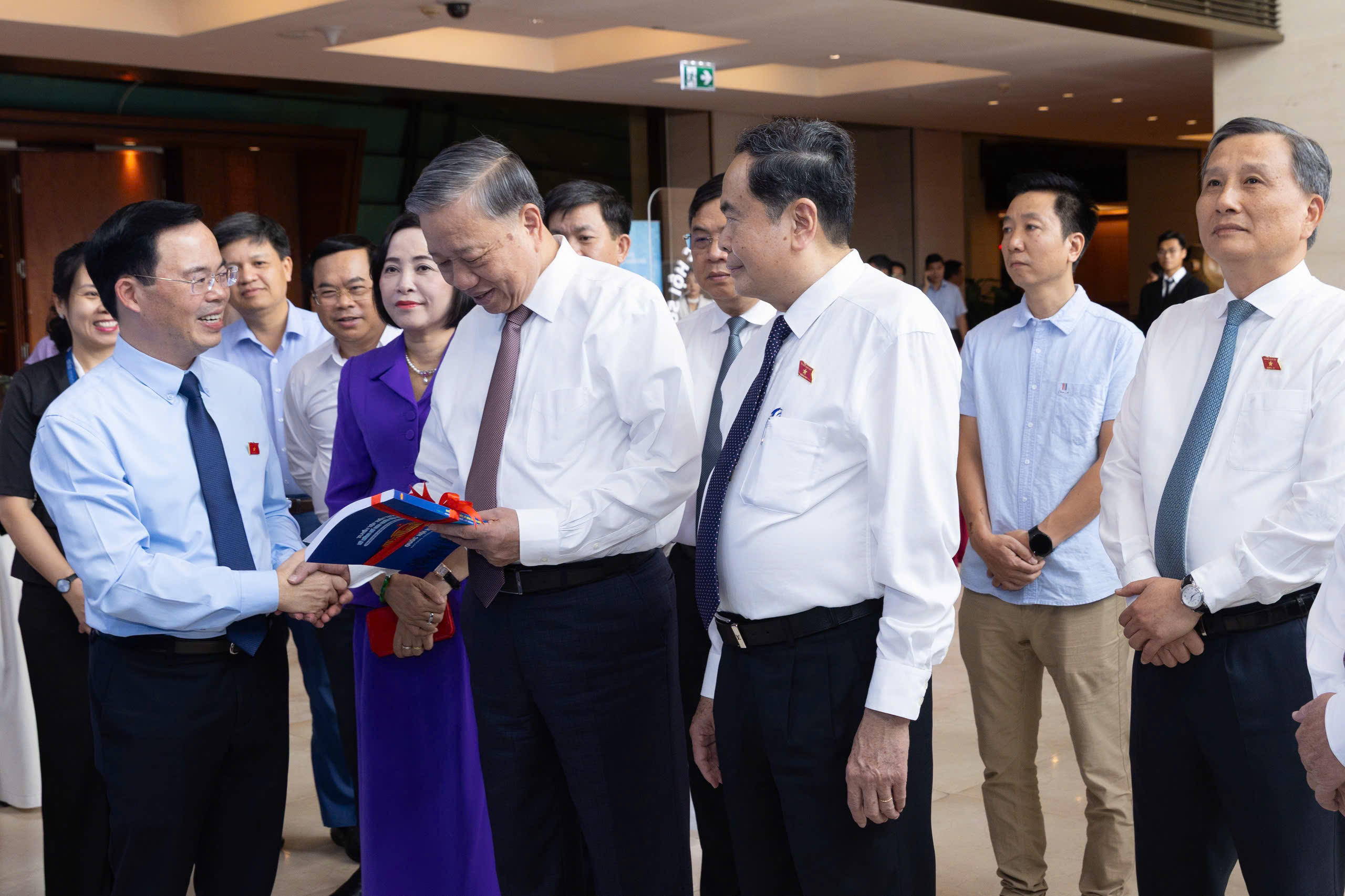 Tổng Bí thư Tô Lâm, Chủ tịch Quốc hội Trần Thanh Mẫn cùng các đại biểu tham quan khu trưng bày về kết quả chuyển đổi số của Quốc hội. 