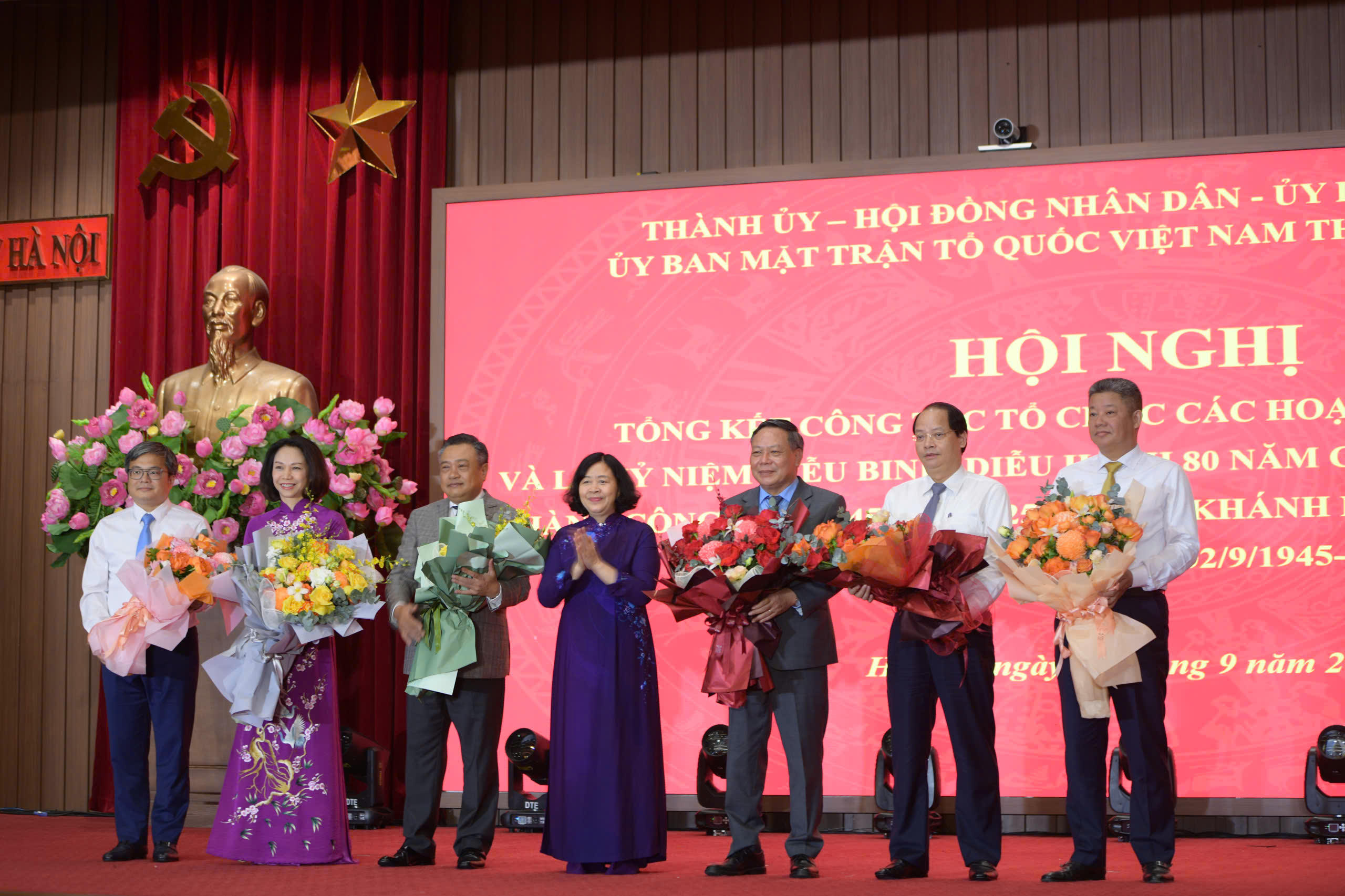 Bí thư Thành uỷ Hà Nội Bùi Thị Minh Hoài tặng hoa chúc mừng các đồng chí trong Ban tổ chức Lễ kỷ niệm của TP Hà Nội và các tiểu ban. Ảnh: P. Sỹ.