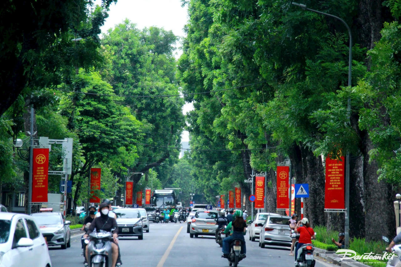 Hà Nội rực rỡ trong sắc cờ hoa, pano, áp phích chào mừng80 năm Cách mạng Tháng Tám, Quốc khánh 2/9 (A80). Từ phố lớn đến ngõ nhỏ, không khí lễ hội lan tỏa khắp Thủ đô, hòa cùng niềm tự hào và háo hức của người dân. Ảnh: P. Sỹ.