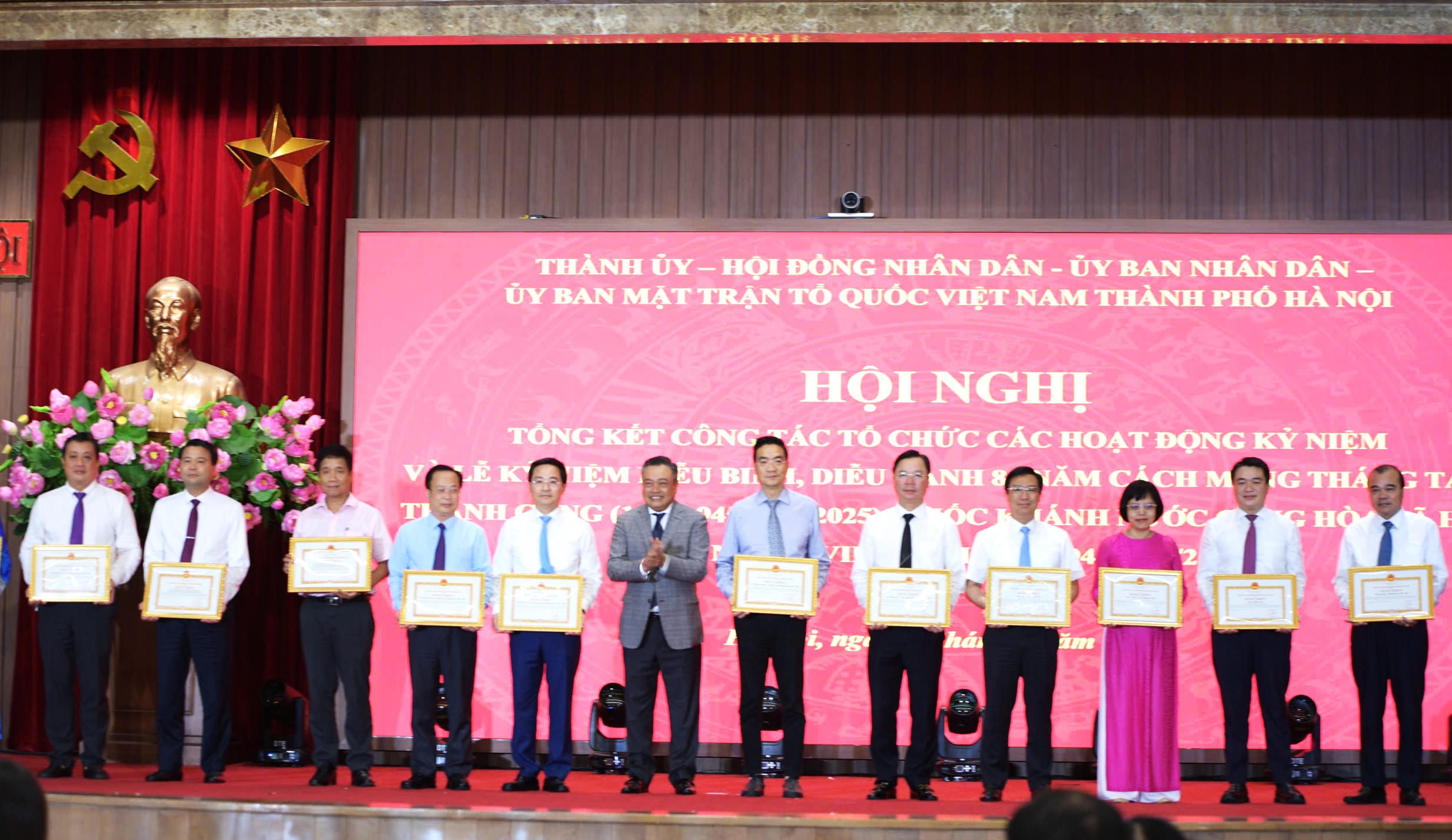 Chủ tịch UBND TP Hà Nội Trần Sỹ Thanh trao Bằng khen của UBND TP Hà Nội cho các tập thể. Ảnh: P. Sỹ.