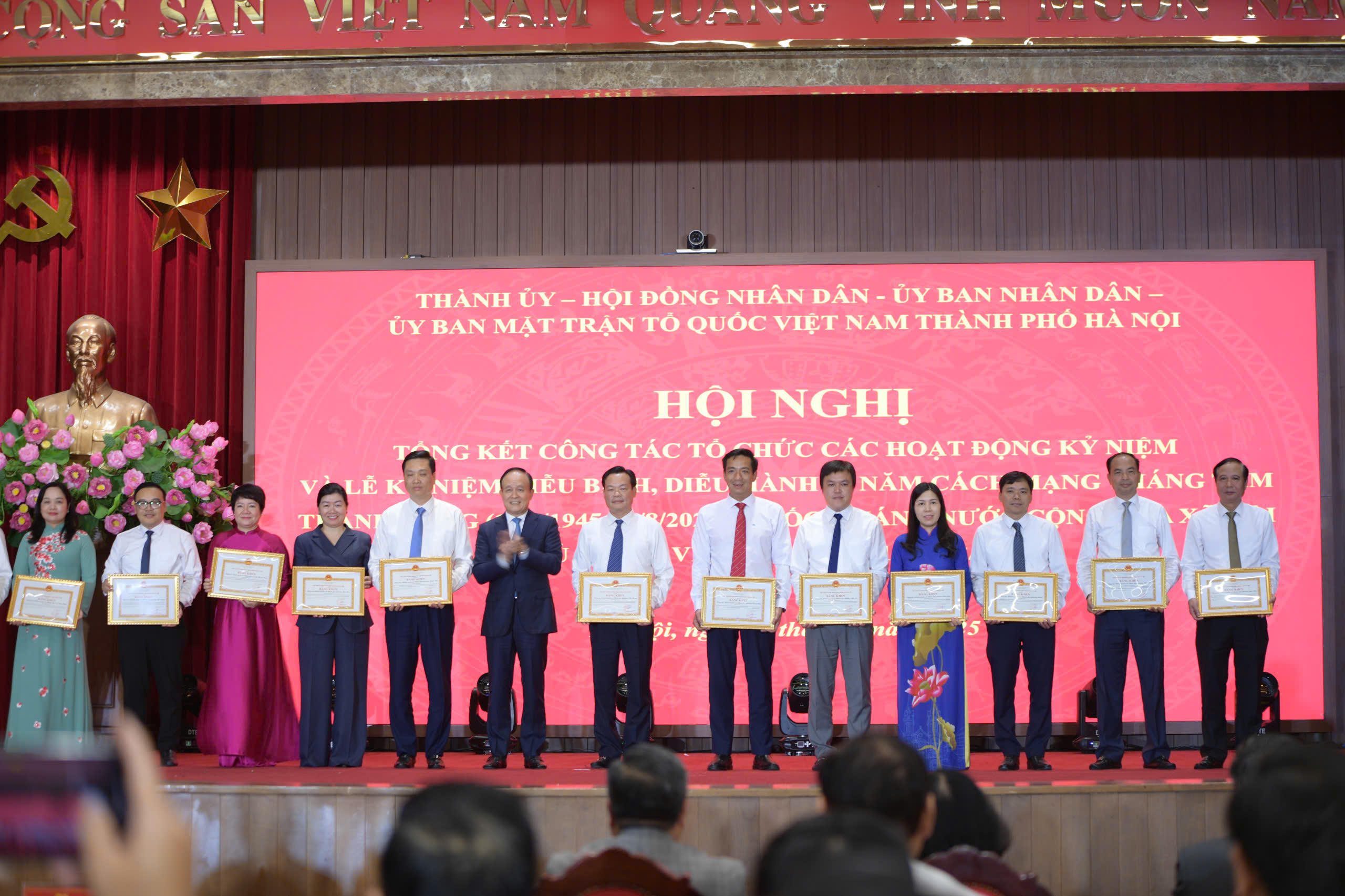 Phó Bí thư Thành uỷ, Chủ tịch HĐND TP Hà Nội Nguyễn Ngọc Tuấn trao Bằng khen của Ban Thường vụ Thành ủy Hà Nội cho các cá nhân. Ảnh: P. Sỹ.