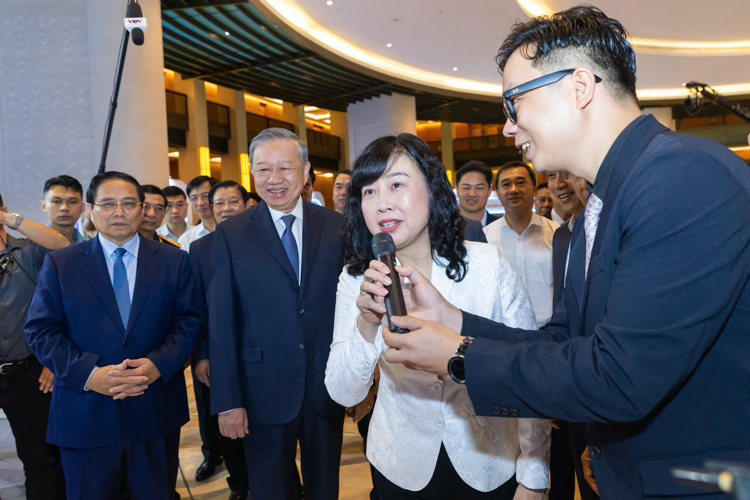 Tổng Bí thư Tô Lâm và các lãnh đạo Đảng, Chính phủ, Quốc hội tham quan triển lãm những thành tựu nổi bật ngành y tế.