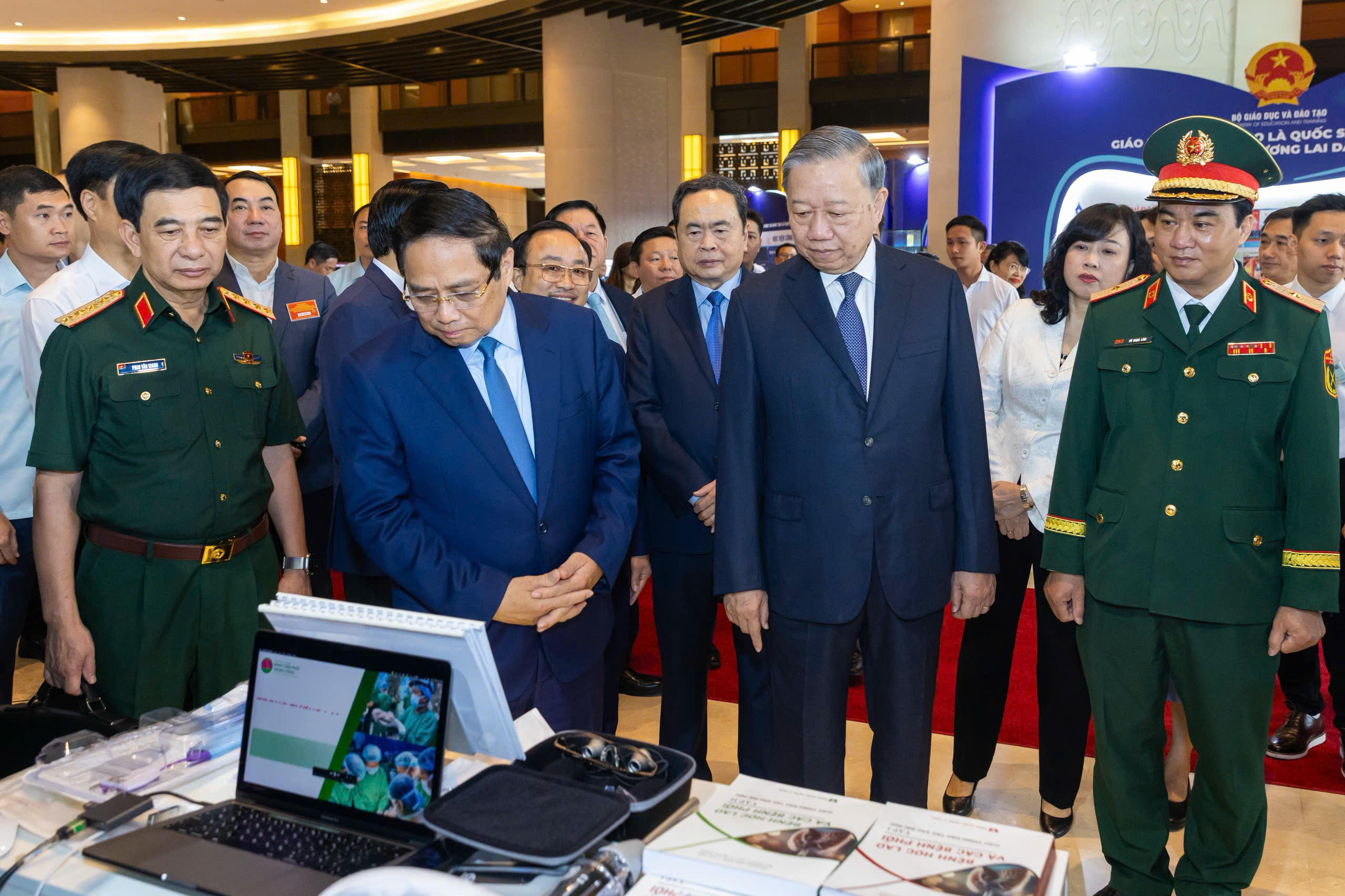 Tổng Bí thư Tô Lâm và các lãnh đạo Đảng, Chính phủ, Quốc hội tham quan triển lãm những thành tựu nổi bật ngành y tế.