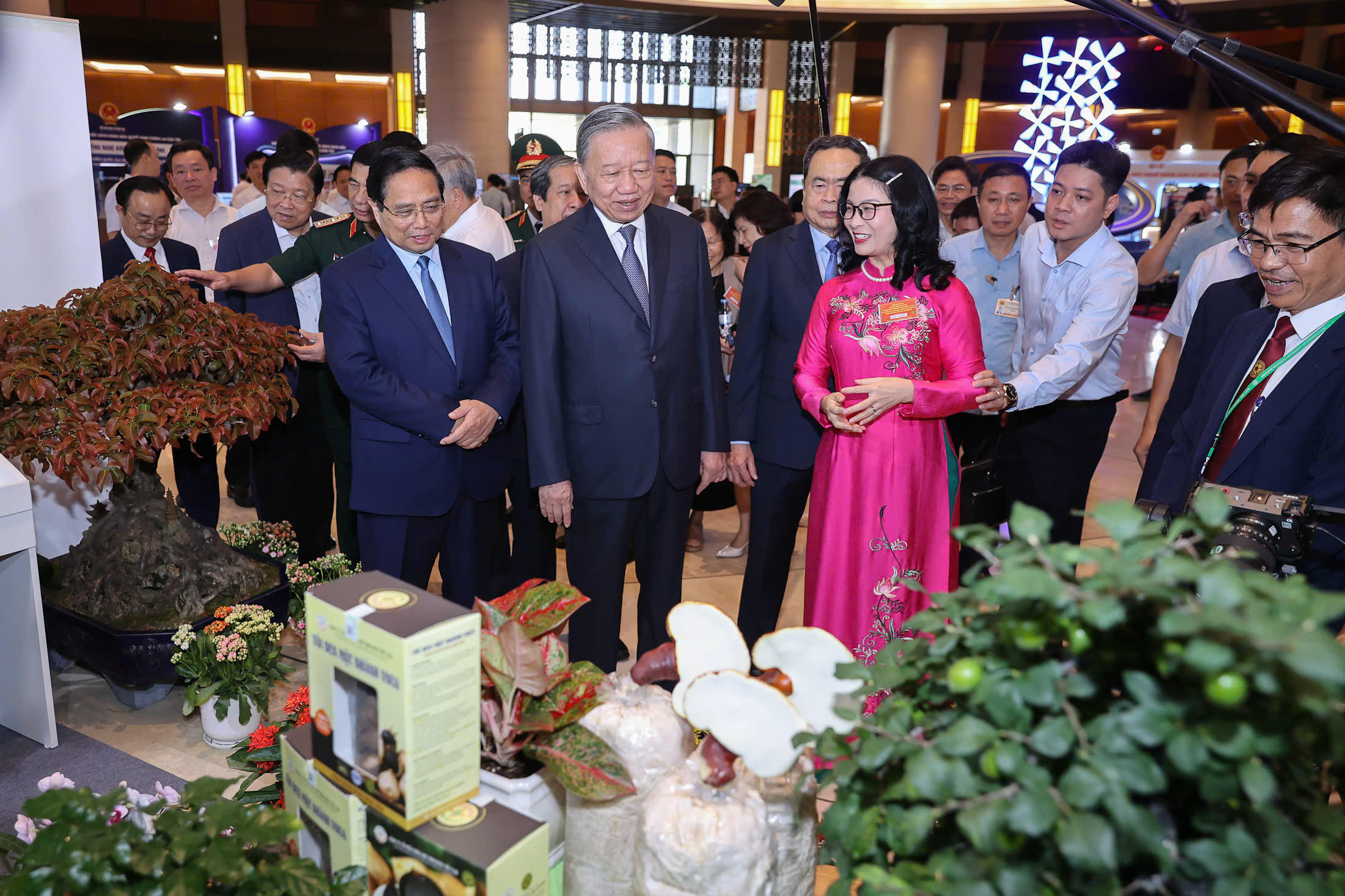 Tổng Bí thư Tô Lâm và các lãnh đạo Đảng, Chính phủ, Quốc hội tham quan gian trưng bày của Học viện Nông Nghiệp Việt Nam.