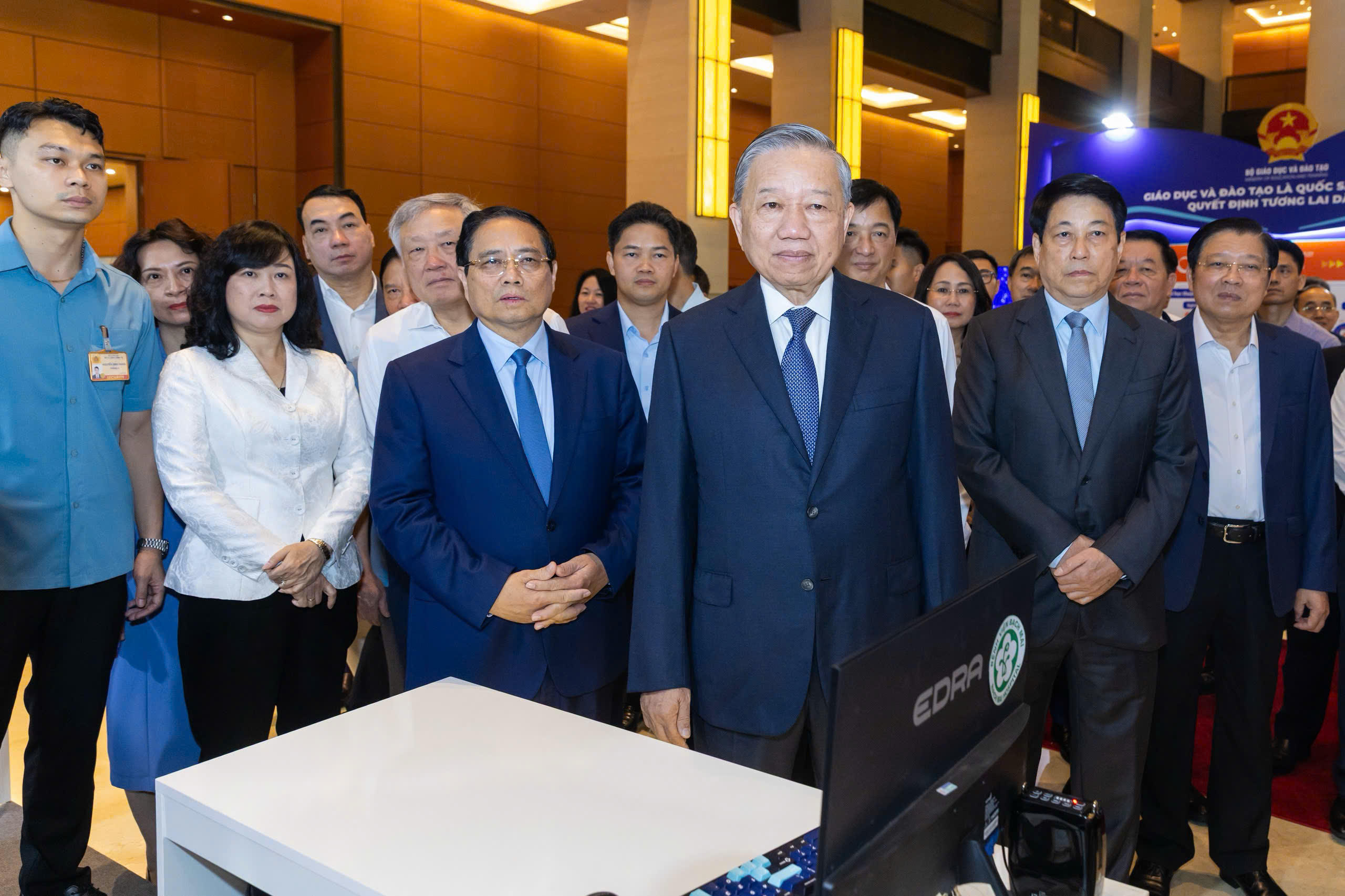 Tổng Bí thư Tô Lâm và các lãnh đạo Đảng, Chính phủ, Quốc hội tham quan triển lãm những thành tựu nổi bật ngành y tế.