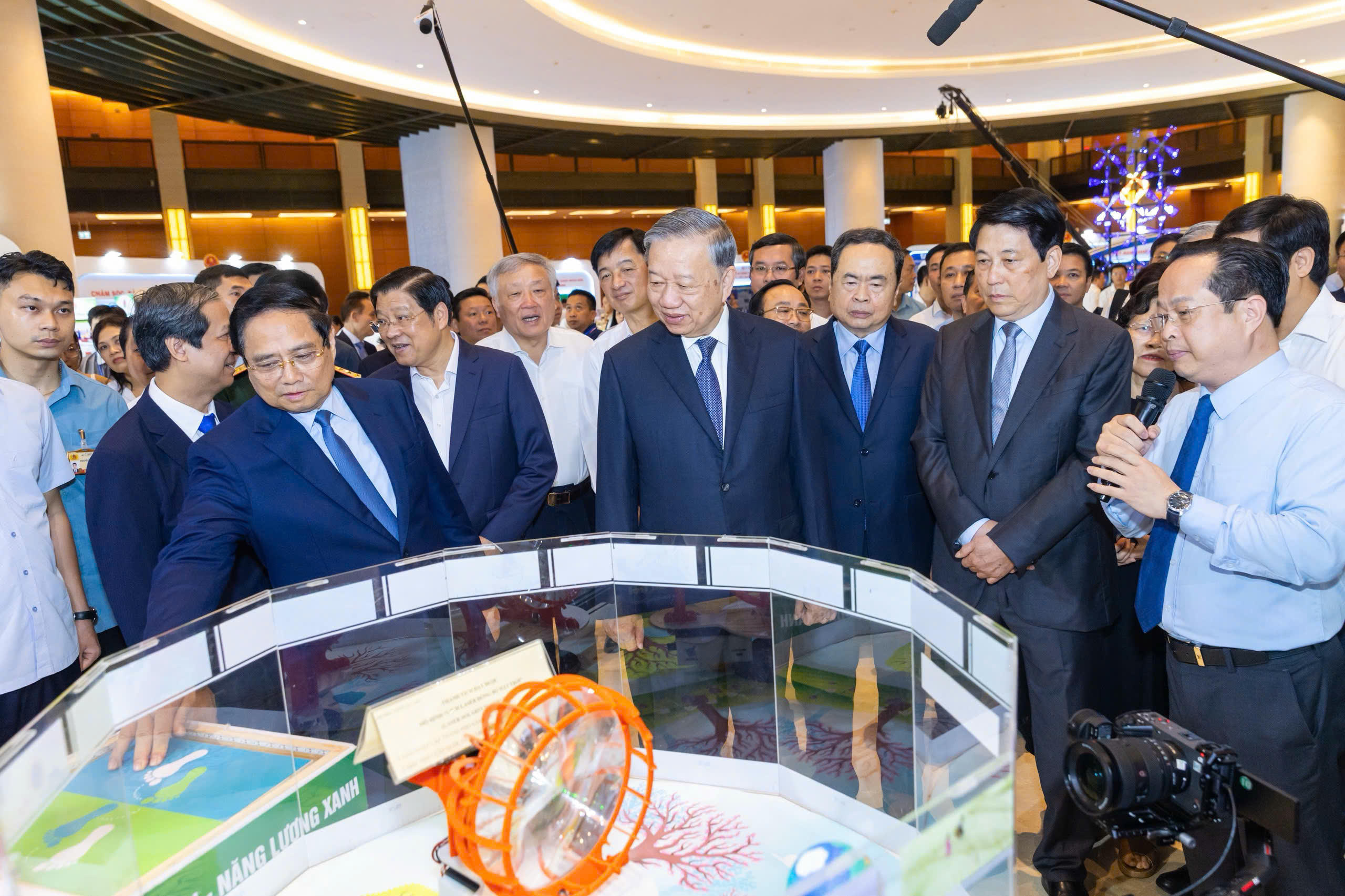 Tổng Bí thư Tô Lâm, Chủ tịch nước Lương Cường, Thủ tướng Phạm Minh Chính, Chủ tịch Quốc Hội Trần Thanh Mẫn và các lãnh đạo Đảng, Chính phủ, Quốc hội tham quan triển lãm những thành tựu nổi bật ngành giáo dục.