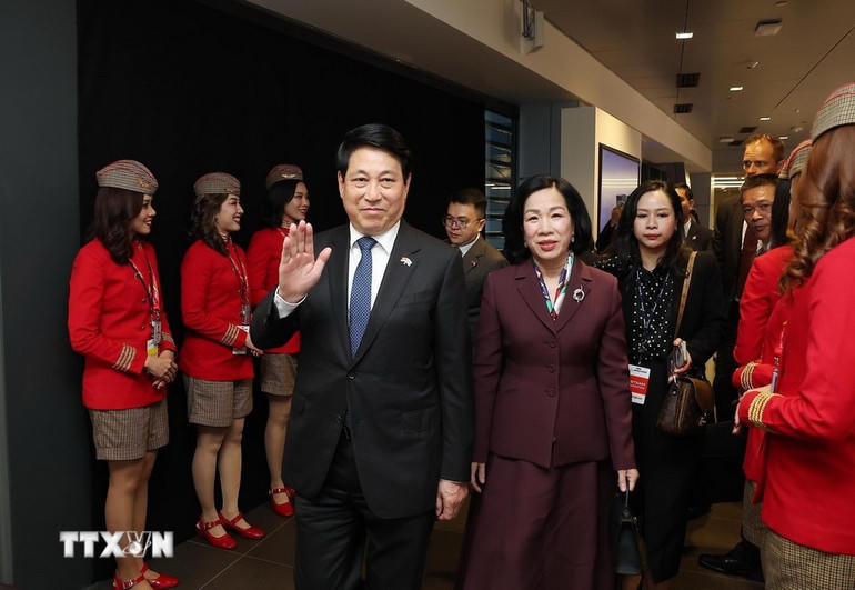 Chủ tịch nước Lương Cường và Phu nhân đến Trung tâm bàn giao máy bay của Boeing tại bang Washington (Hoa Kỳ). (Ảnh: TTXVN).