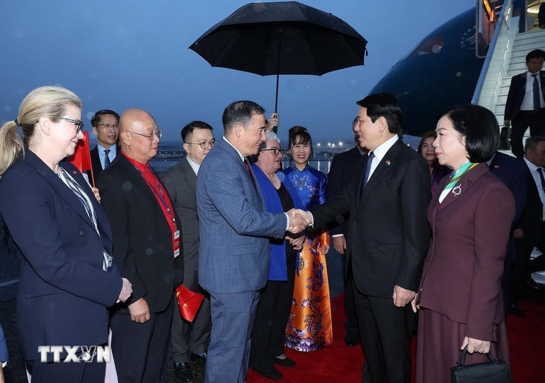 Các đại biểu đón Chủ tịch nước Lương Cường và Phu nhân tại sân bay Boeing Field Seattle, bang Washington (Hoa Kỳ). (Ảnh: TTXVN).