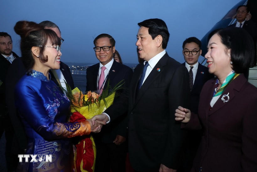 Các đại biểu đón Chủ tịch nước Lương Cường và Phu nhân tại sân bay Boeing Field Seattle, bang Washington (Hoa Kỳ). (Ảnh: TTXVN).