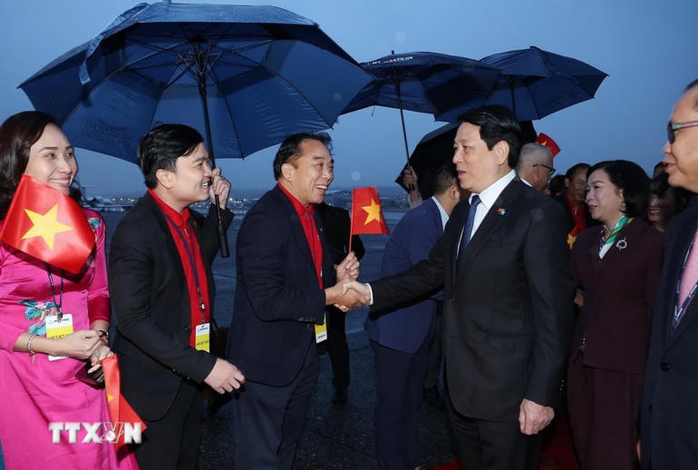 Các đại biểu đón Chủ tịch nước Lương Cường và Phu nhân tại sân bay Boeing Field Seattle, bang Washington (Hoa Kỳ). (Ảnh: TTXVN).