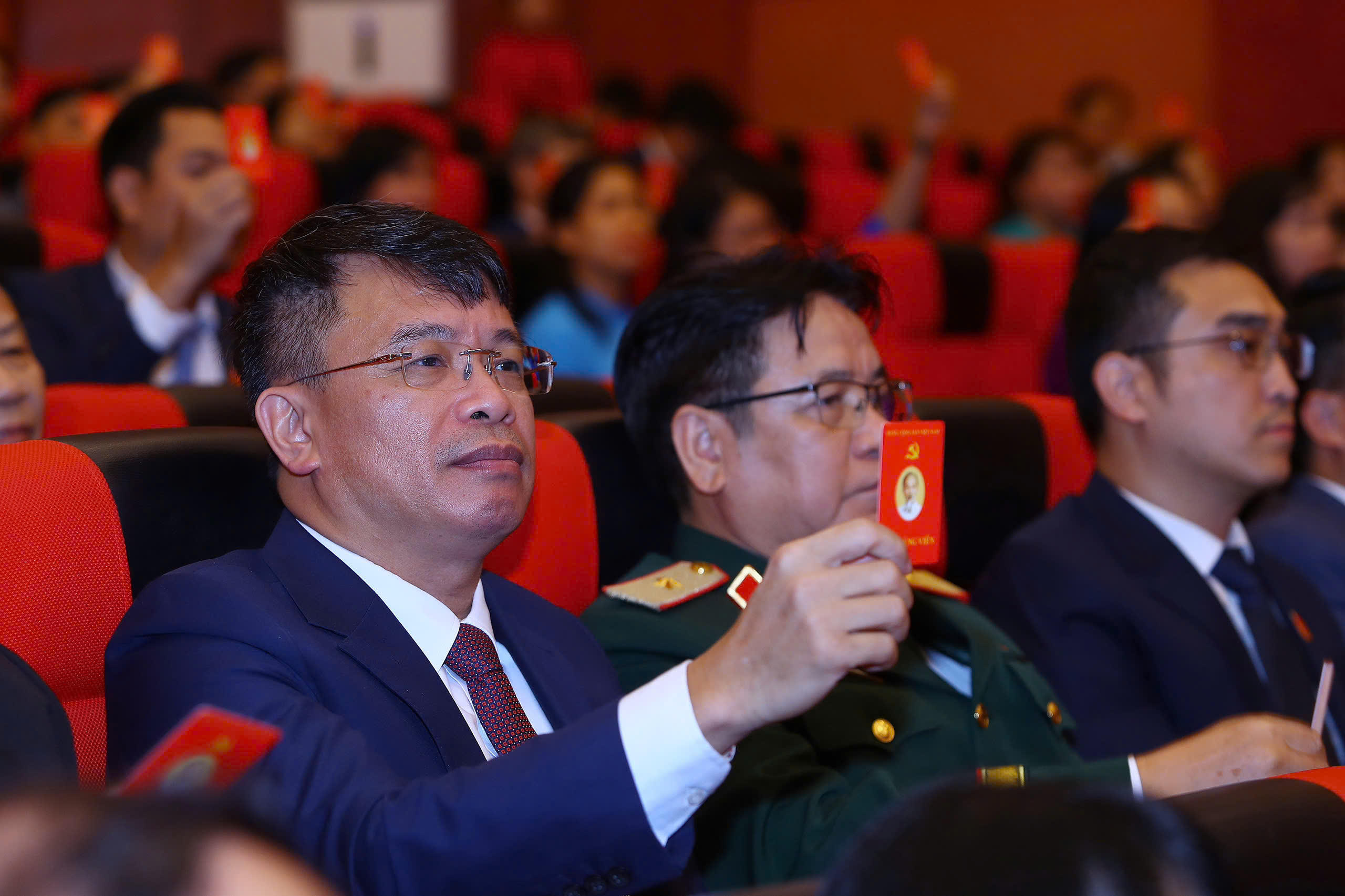 Đại biểu tiến hành biểu quyết tại Đại hội.