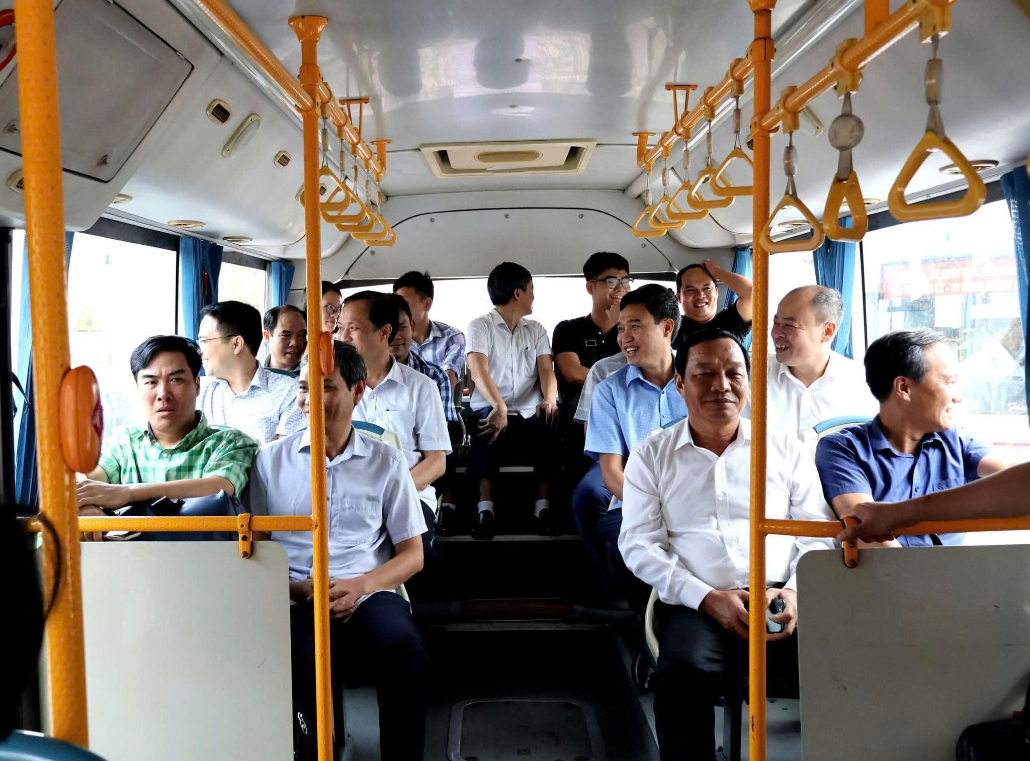 Phó Bí thư Thành ủy, Chủ tịch HĐND TP Hải Phòng Lê Văn Hiệu cùng lãnh đạo một số sở, ngành cũng trực tiếp tham gia chuyến tàu và xe trung chuyển, kiểm tra cơ sở vật chất và động viên hành khách. Ảnh: CTV.