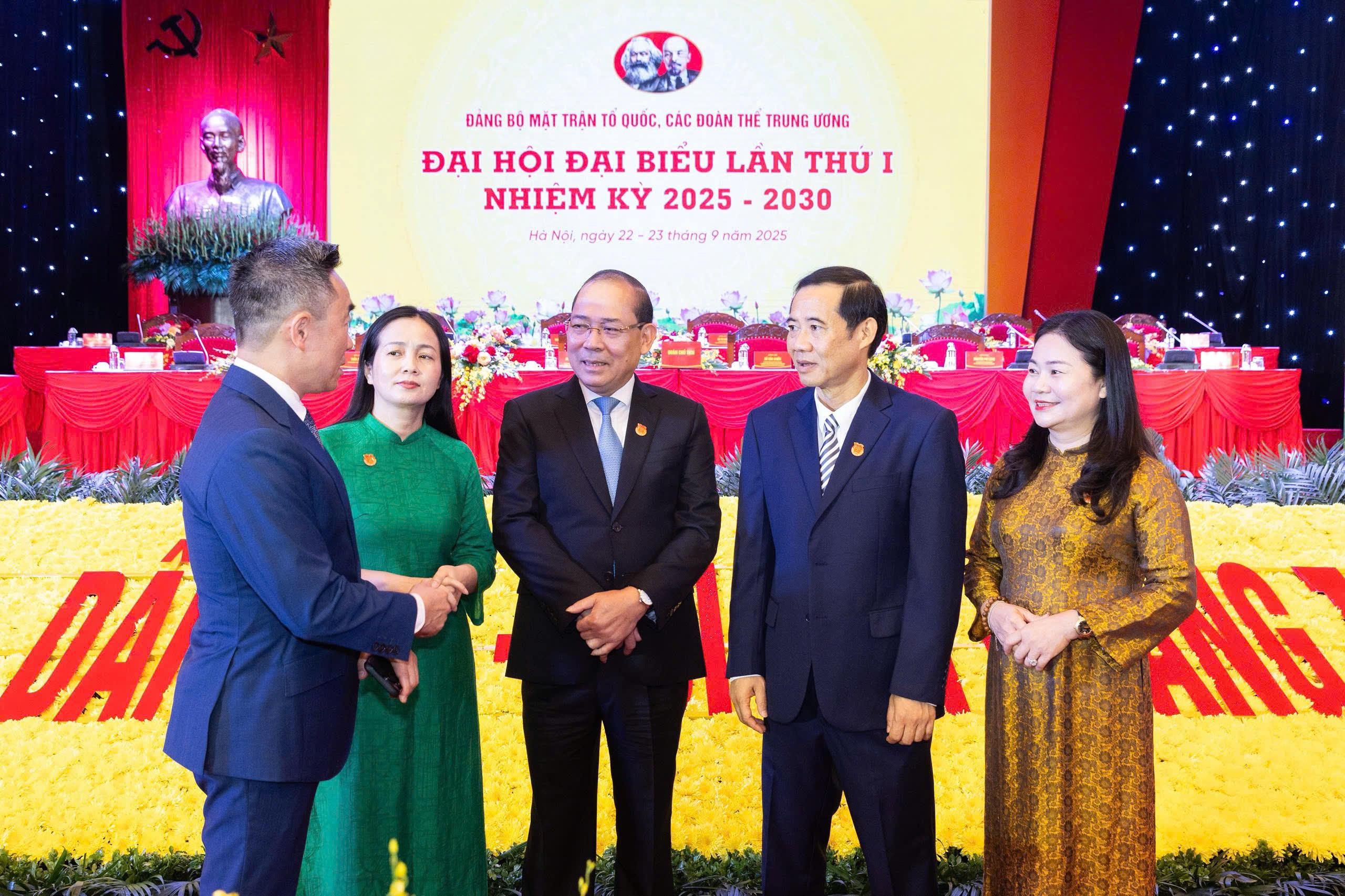 Các đại biểu trao đổi bên lề Đại hội.