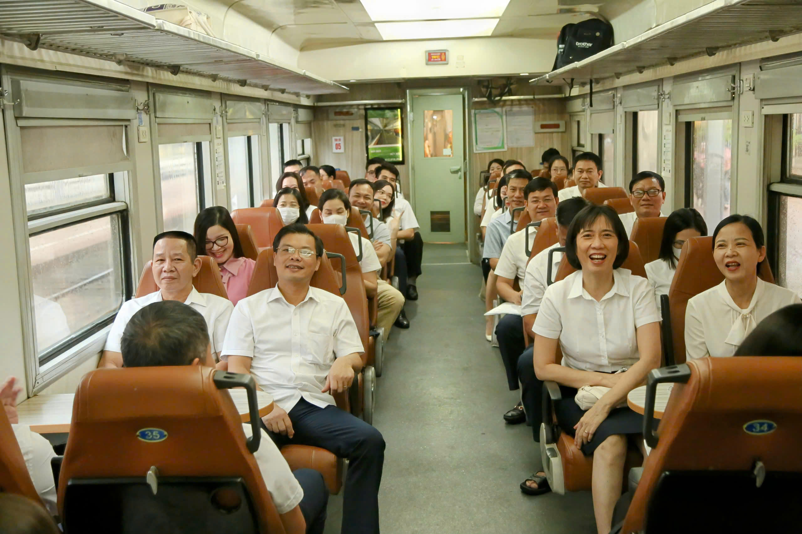 Niềm vui của các cán bộ, công chức di chuyển từ phía Tây sang phía Đông Hải Phòng để làm việc trên chuyến tàu hoả đầu tiên sáng 22/9. Ảnh: PT.