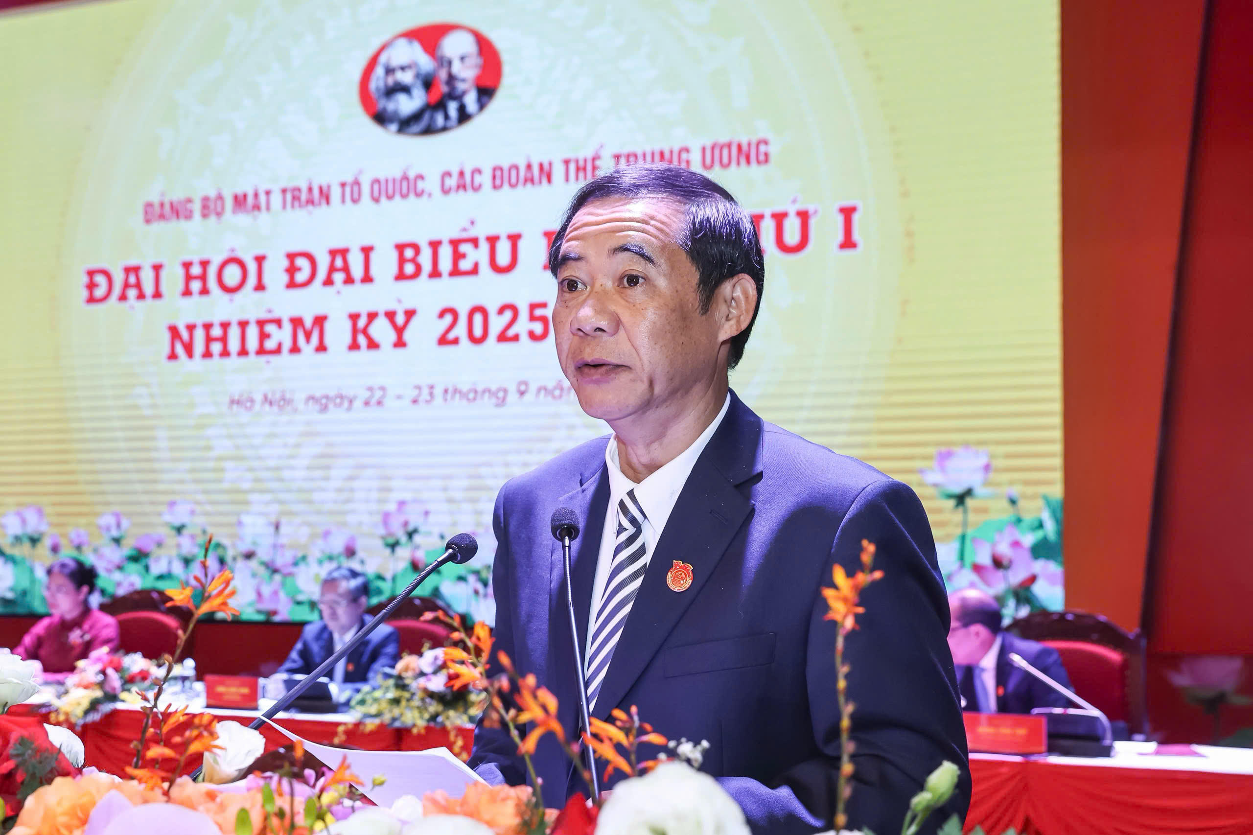 Đồng chí Nguyễn Thái Học,  Phó Bí thư Đảng ủy MTTQ, các đoàn thể Trung ương trình bày Báo cáo tổng hợp ý kiến tham gia vào dự thảo các Văn kiện trình Đại hội đại biểu toàn quốc lần thứ XIV của Đảng.