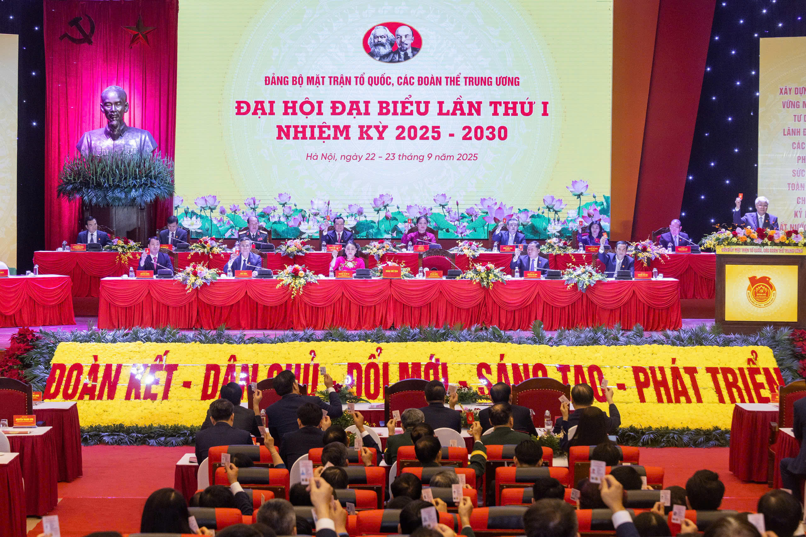 Đại biểu tiến hành biểu quyết tại Đại hội.