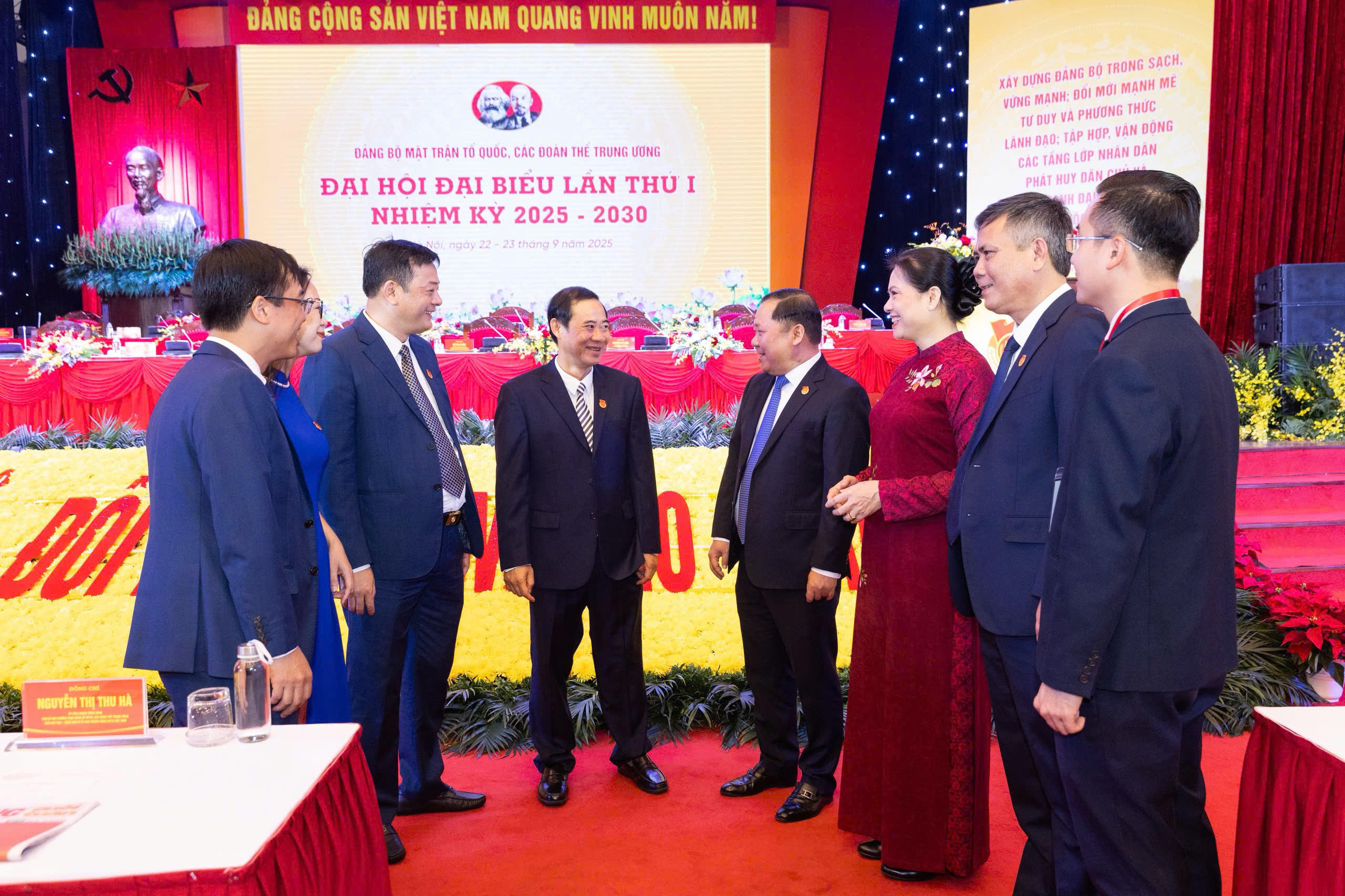 Các đại biểu trao đổi bên lề Đại hội.