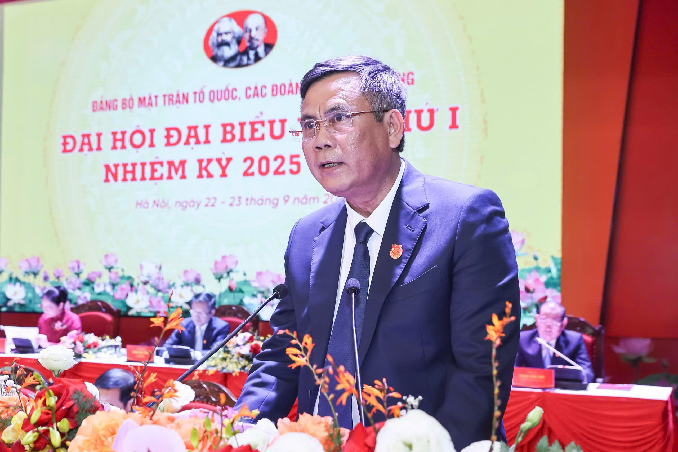 Đồng chí Trần Thắng, Phó Bí thư Đảng ủy MTTQ, các đoàn thể Trung ương thông qua Chương trình Đại hội.