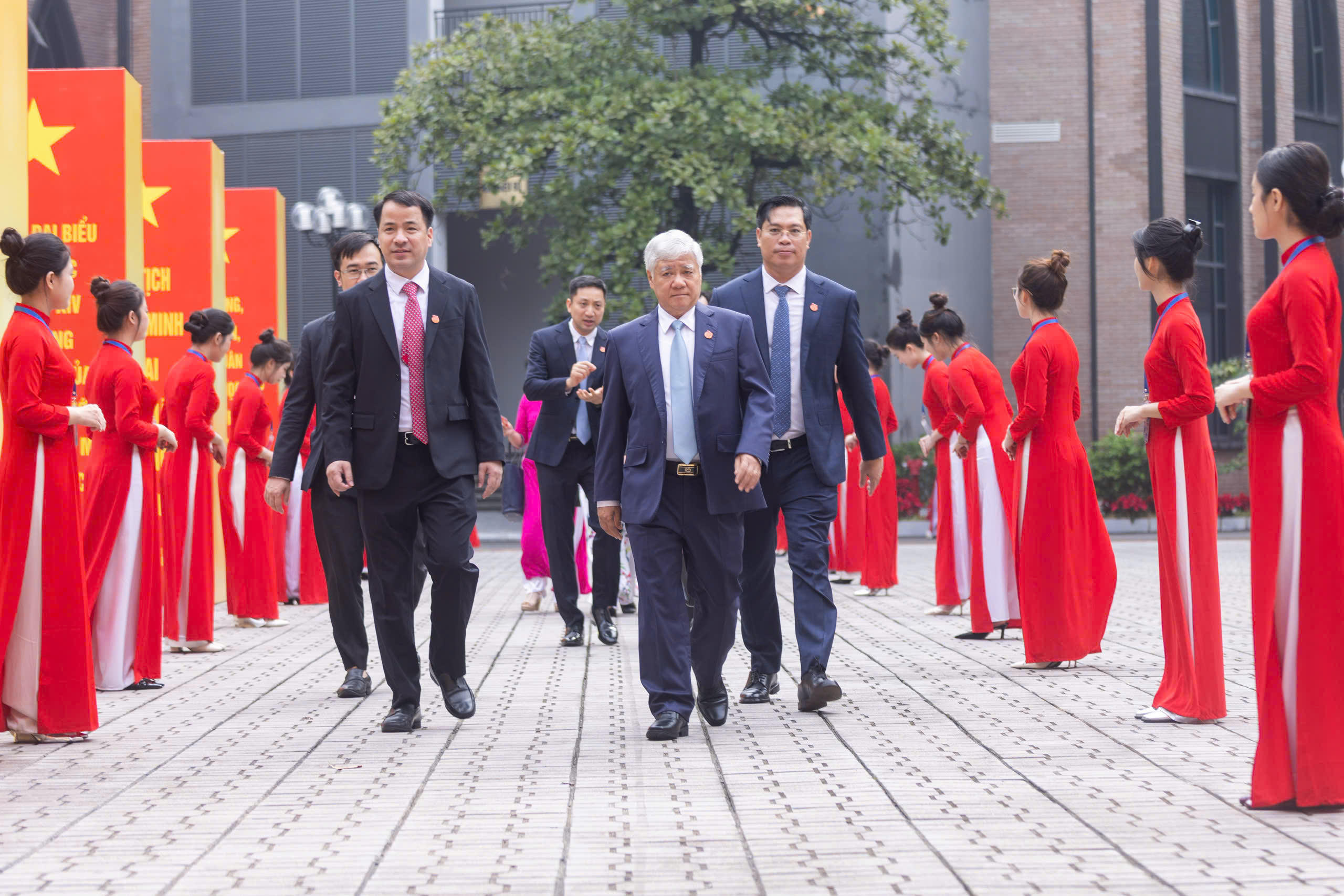 Đồng chí Đỗ Văn Chiến, Ủy viên Bộ Chính trị, Bí thư Trung ương Đảng, Bí thư Đảng ủy MTTQ, các đoàn thể Trung ương, Chủ tịch UBTƯ MTTQ Việt Nam và các đại biểu tham dự Đại hội.