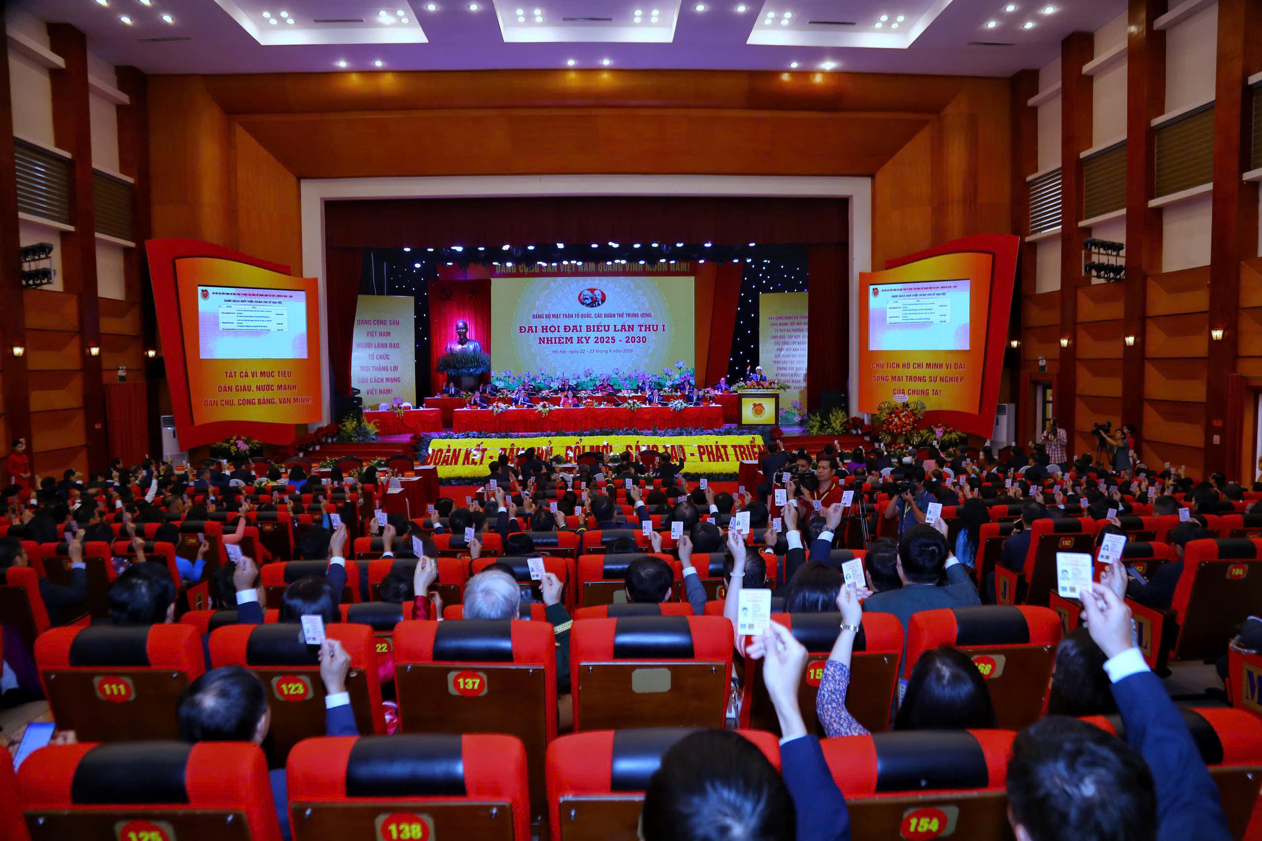 Đại biểu tiến hành biểu quyết tại Đại hội.