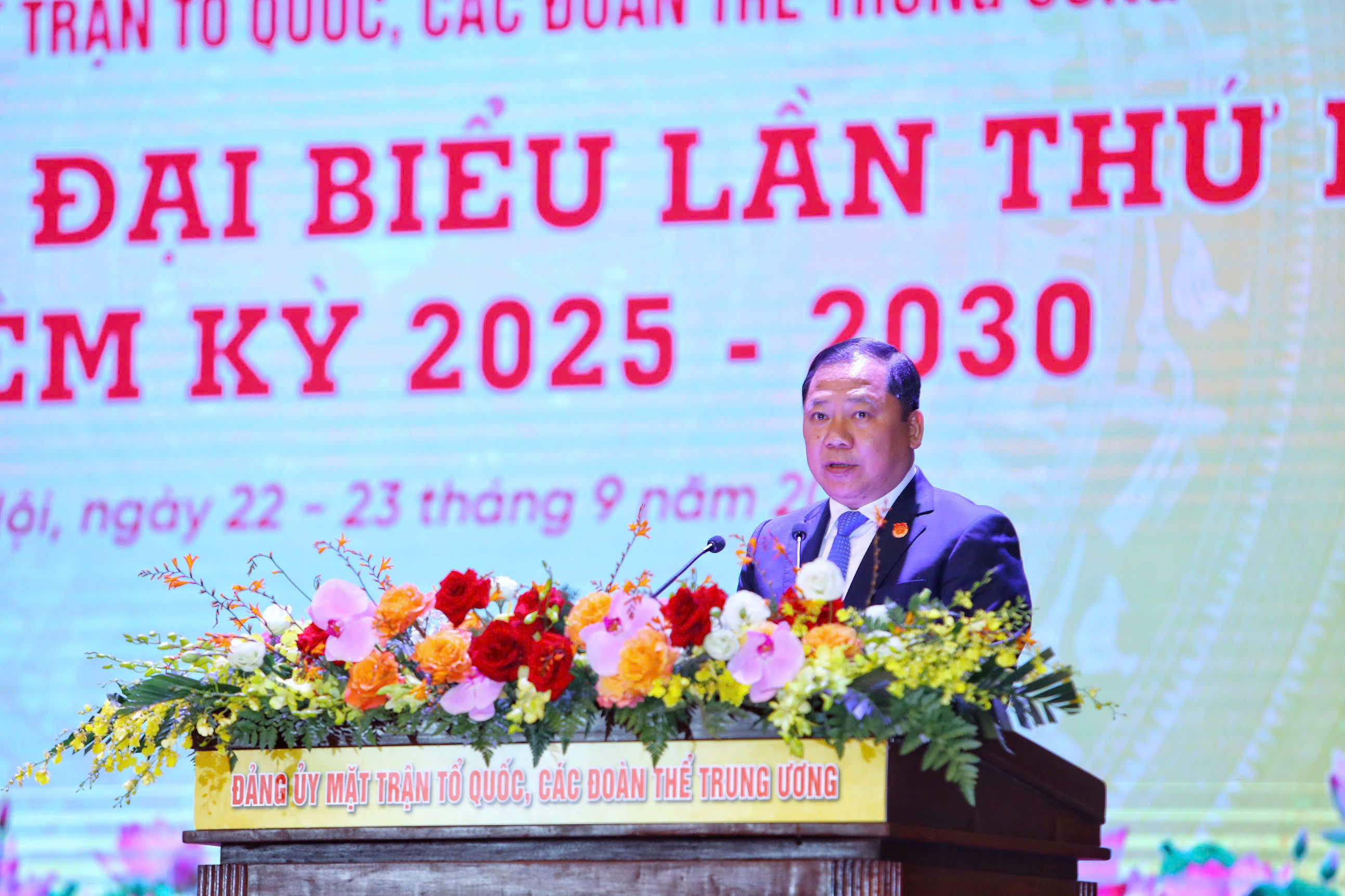 Đồng chí Nguyễn Phi Long, Ủy viên dự khuyết Ban Chấp hành Trung ương Đảng, Phó Bí thư Đảng ủy MTTQ, các đoàn thể Trung ương thông qua Nội quy, Quy chế làm việc của Đại hội.