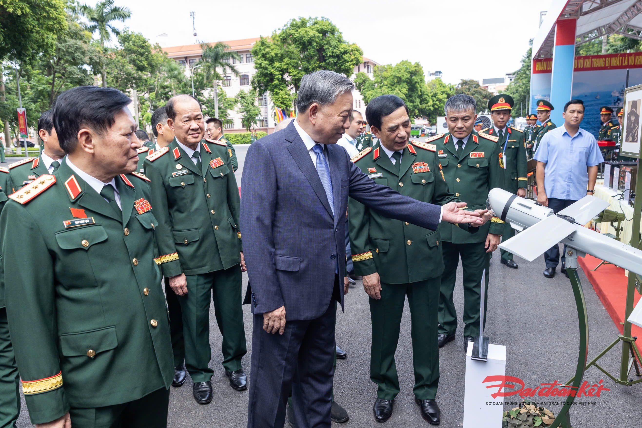 Tổng Bí thư Tô Lâm thăm các gian trưng bày sản phẩm do Quân đội nhân dân Việt Nam sản xuất. Ảnh: Quang Vinh.