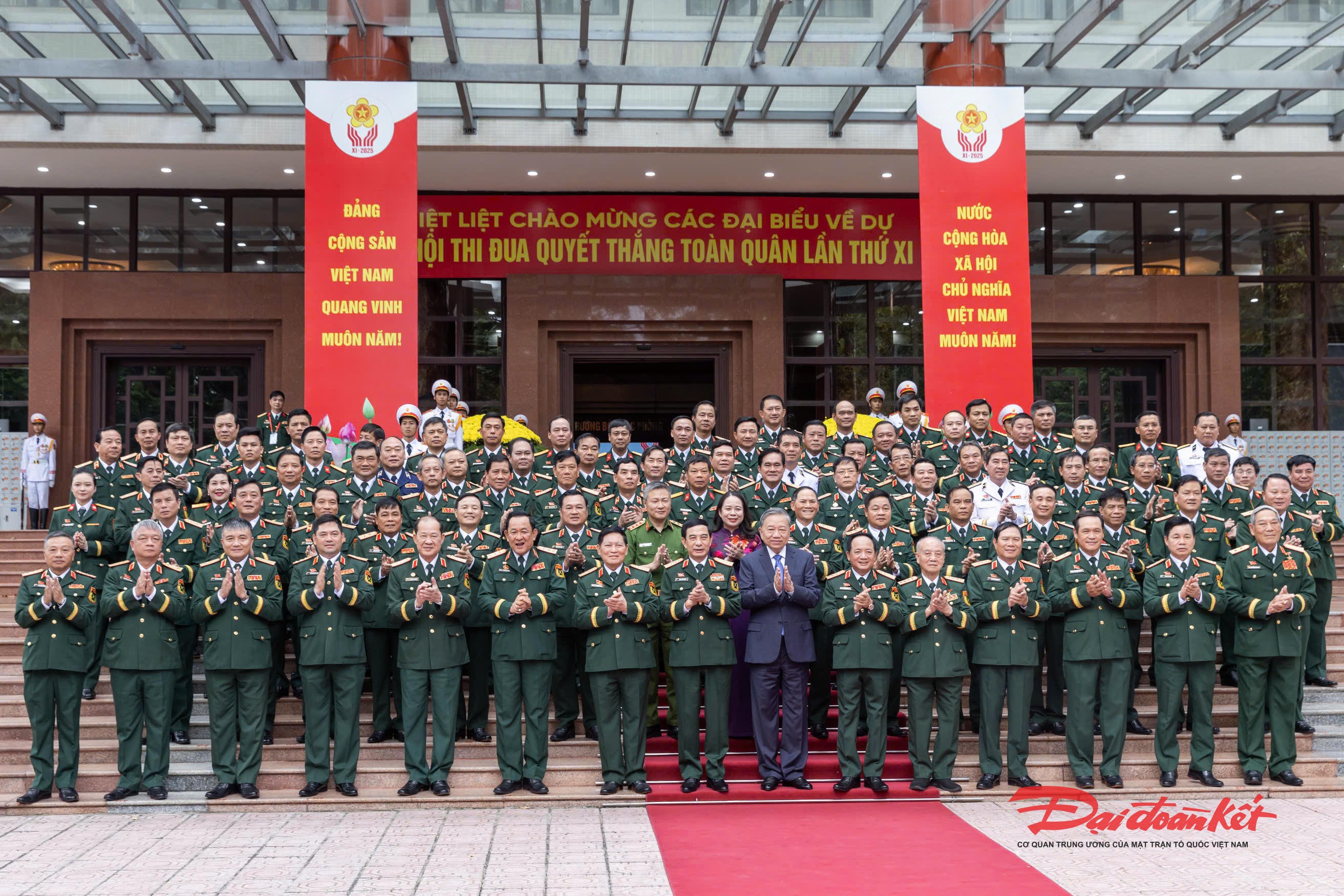 Tổng Bí thư Tô Lâm chụp ảnh lưu niệm cùng các đại biểu dự Đại hội. Ảnh: Quang Vinh.