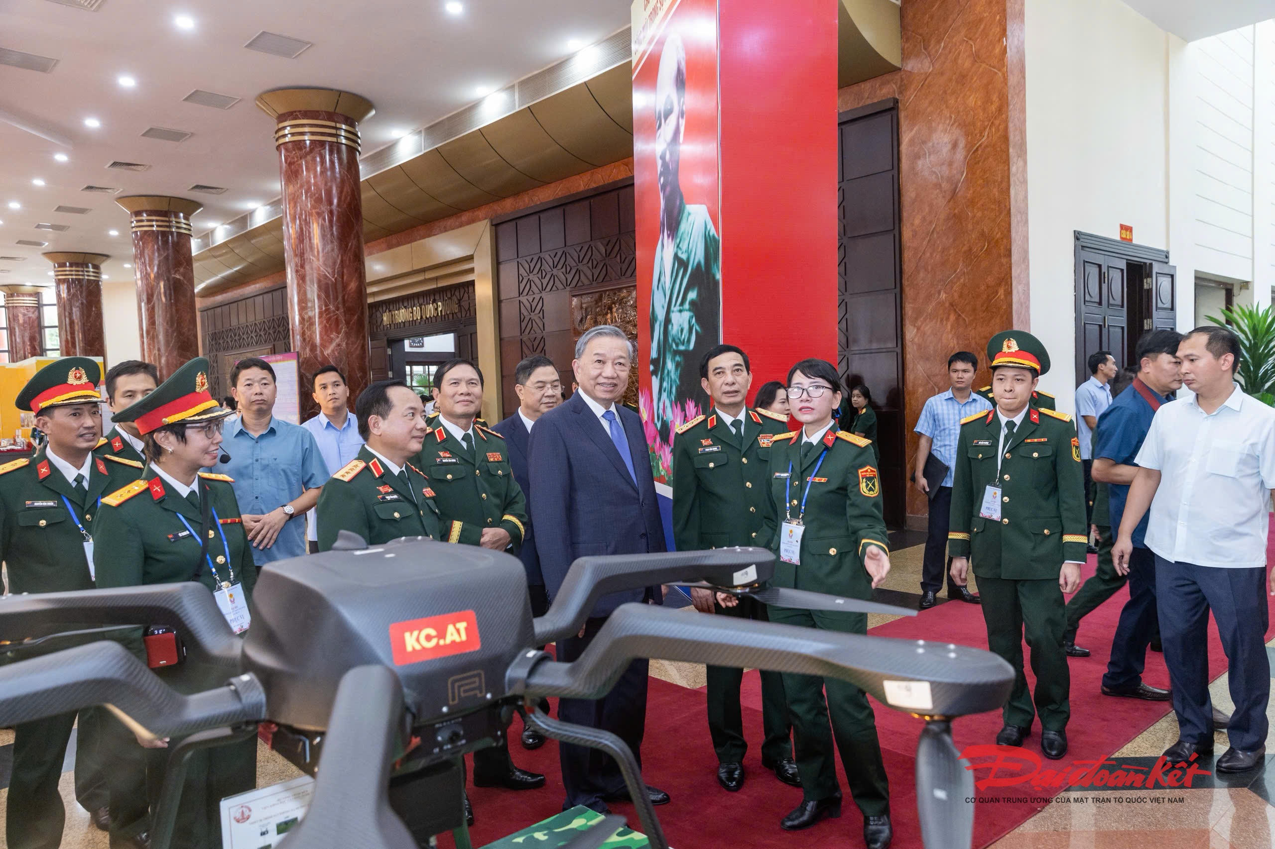 Tổng Bí thư Tô Lâm thăm các gian trưng bày sản phẩm do Quân đội nhân dân Việt Nam sản xuất. Ảnh: Quang Vinh.