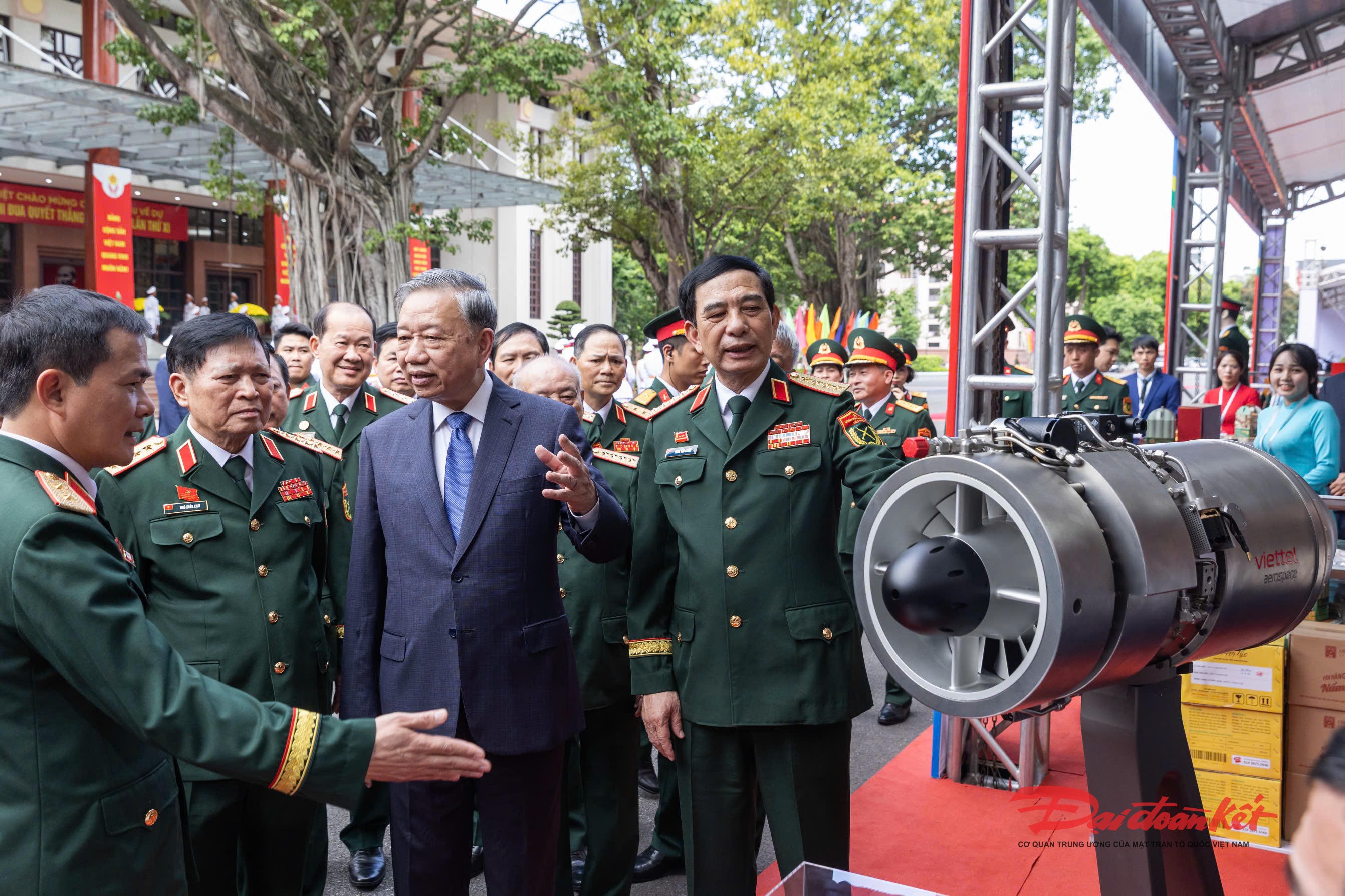 Tổng Bí thư Tô Lâm thăm các gian trưng bày sản phẩm do Quân đội nhân dân Việt Nam sản xuất. Ảnh: Quang Vinh.