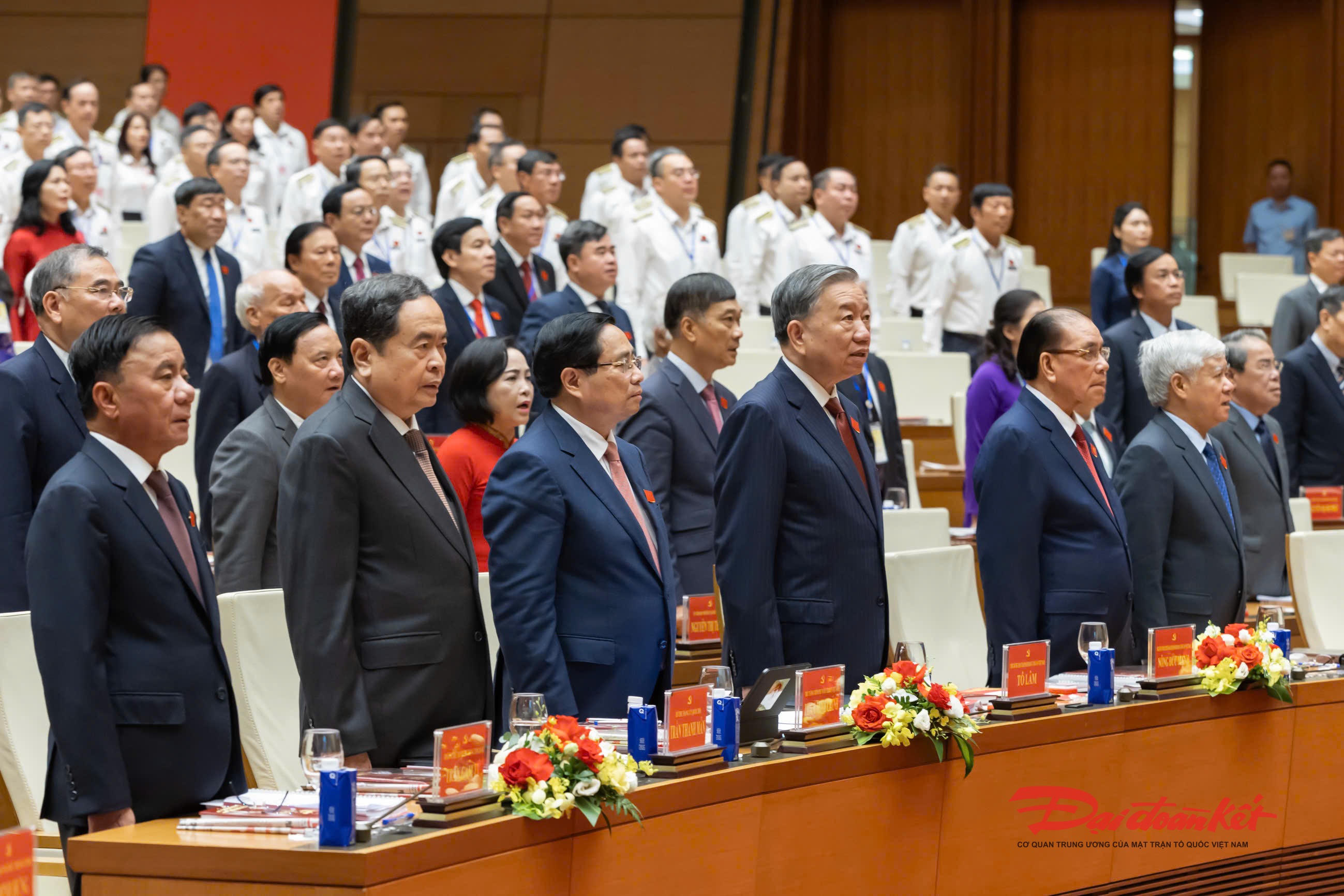 Các đại biểu thực hiện nghi lễ chào cờ. Ảnh: Quang Vinh.