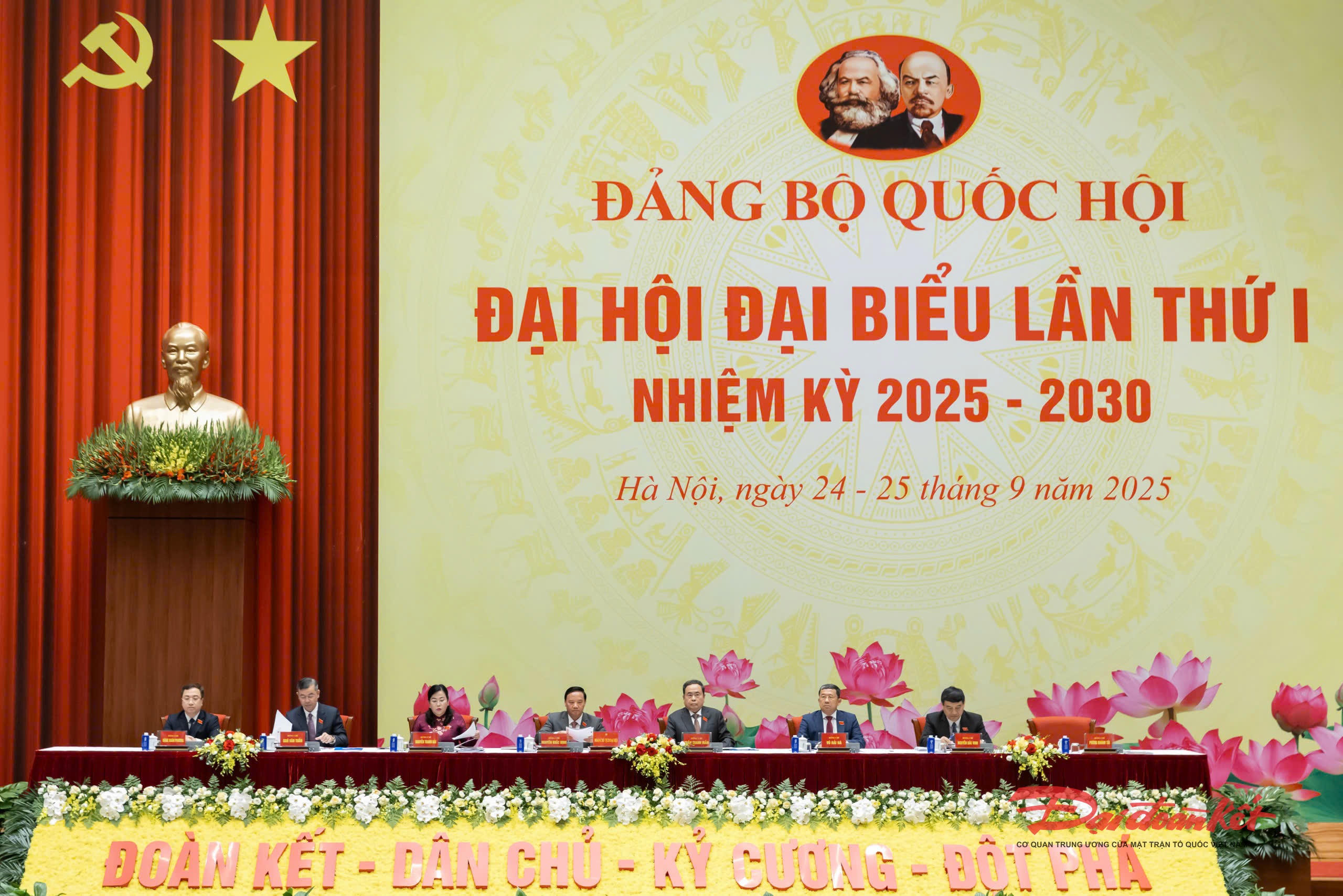 Đoàn Chủ tịch điều hành Đại hội. Ảnh: Quang Vinh.