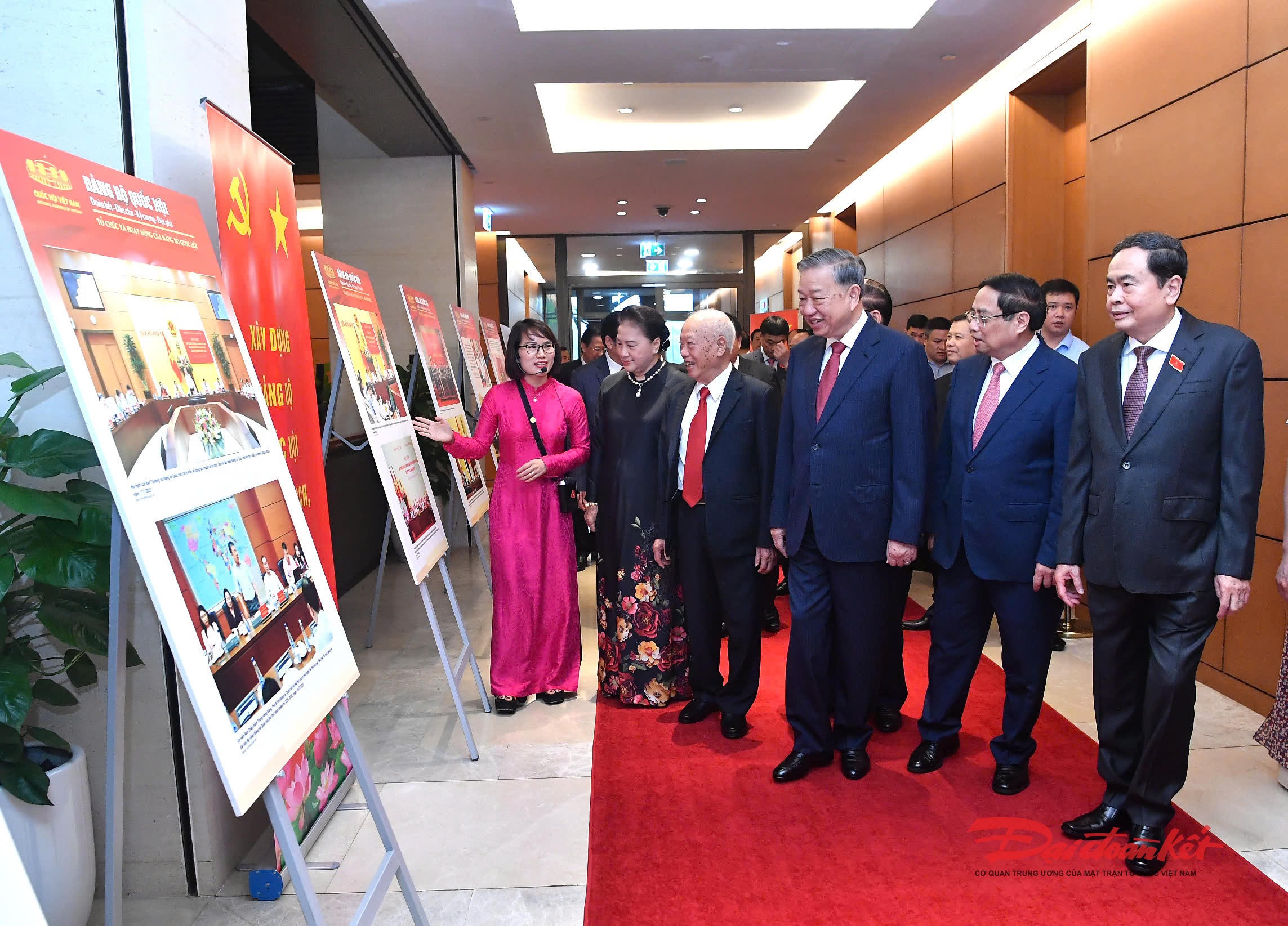 Tổng Bí thư Tô Lâm, Chủ tịch Quốc hội Trần Thanh Mẫn, Thủ tướng Chính phủ Phạm Minh Chính tham quan triển lãm. Ảnh: Quang Vinh.