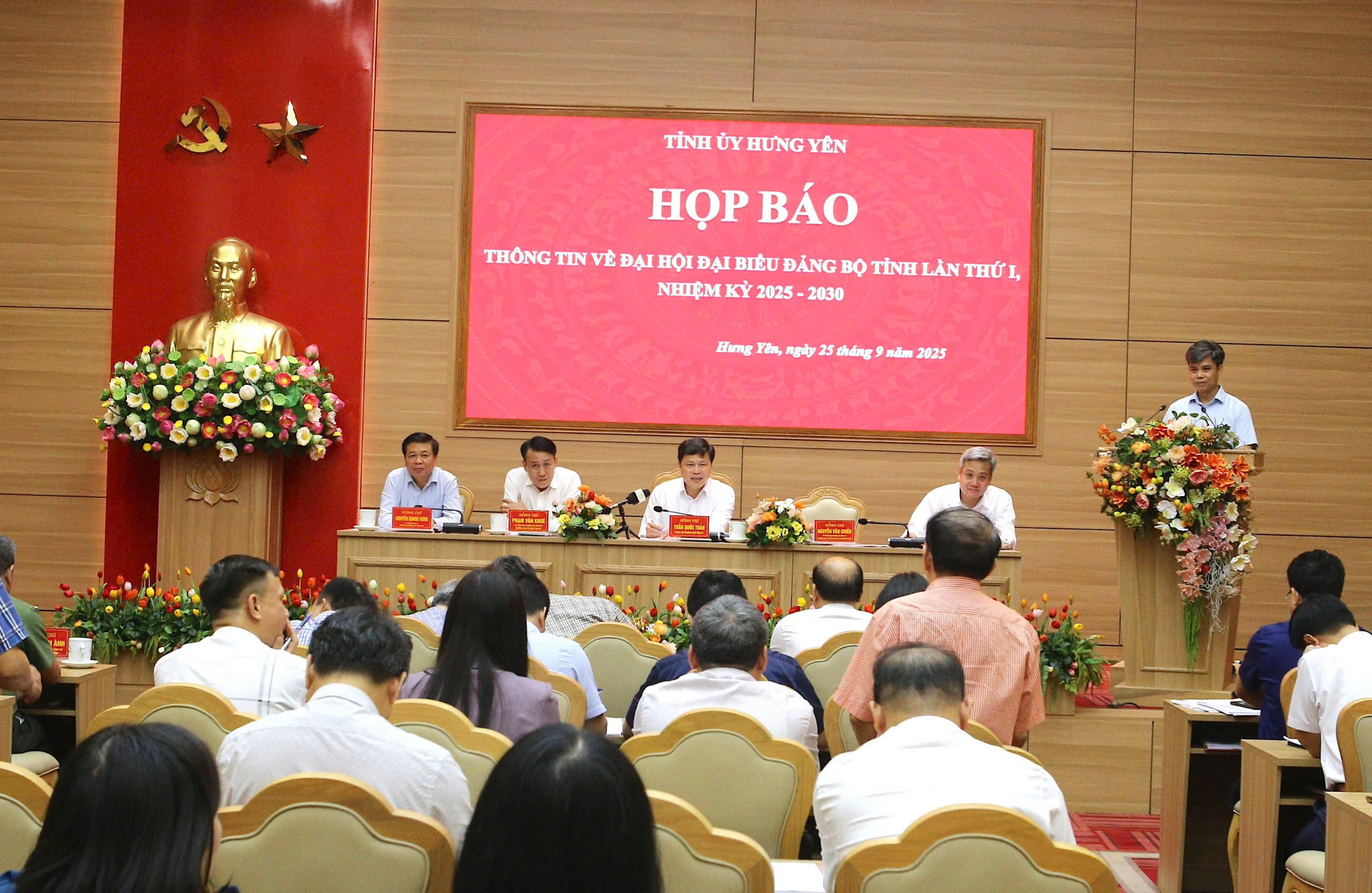 Quang cảnh buổi họp báo. Ảnh: Duy Hưng.