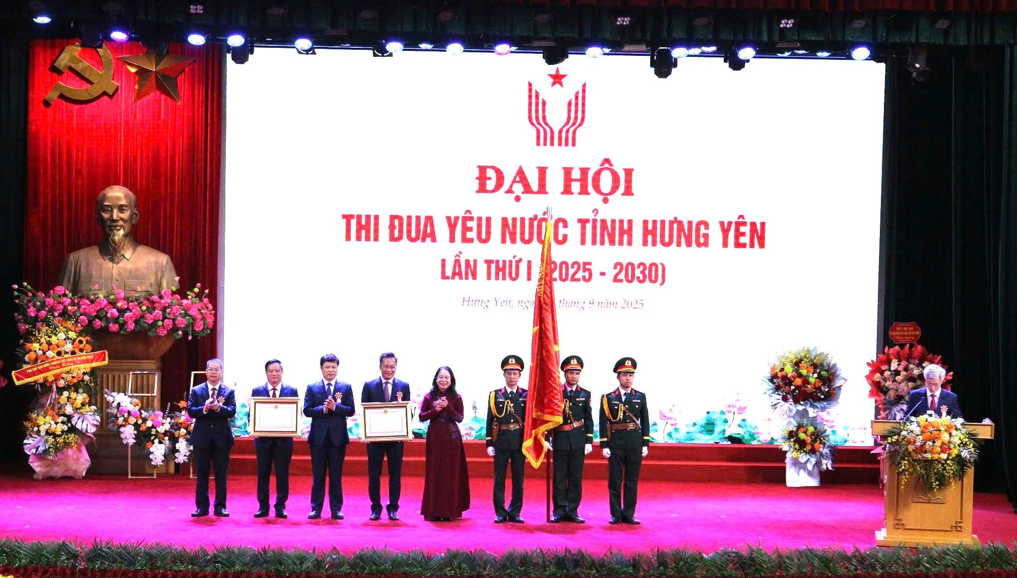 Phó Chủ tịch nước Võ Thị Ánh Xuân trao Huân chương Lao động của Chủ tịch nước tặng Đảng bộ, chính quyền, nhân dân tỉnh Hưng Yên. Ảnh: Duy Hưng.