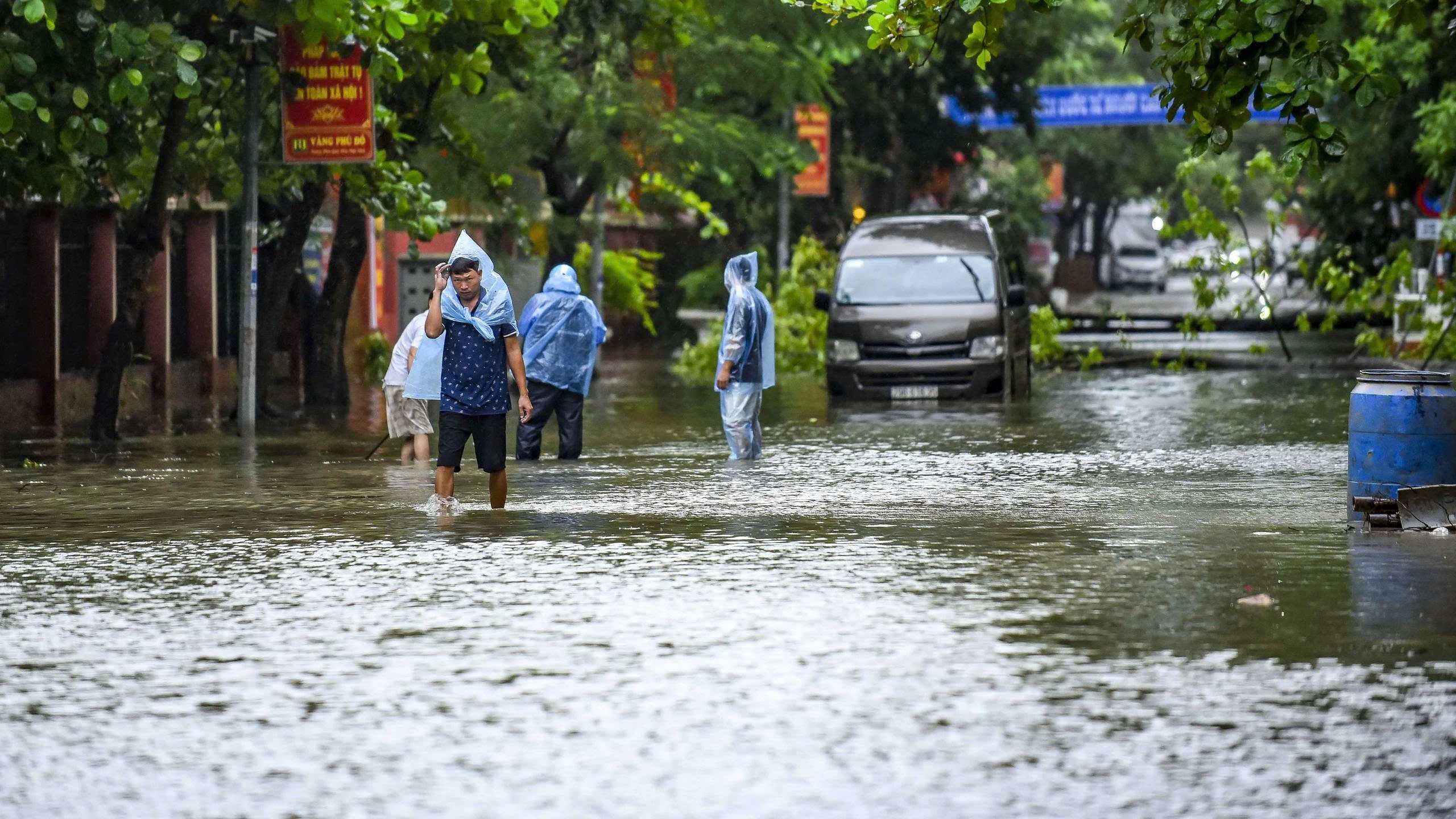 Nhiều khu phố, tuyến đường trung tâm bị ngập làm ảnh hưởng đến việc đi lại của người dân. Ảnh: Đình Minh.