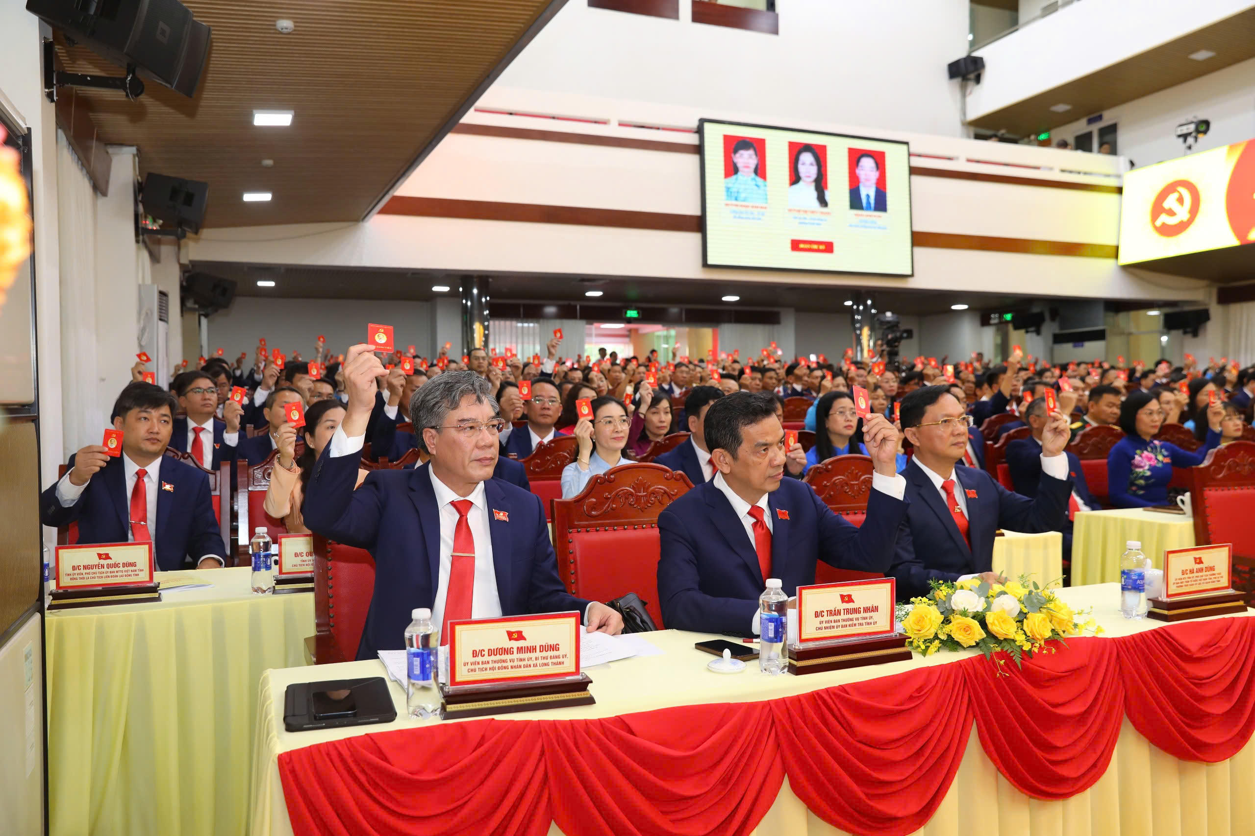 Các đại biểu dự Đại hội biểu quyết thông qua chương trình làm việc của Đại hội Đảng bộ tỉnh Đồng Nai.