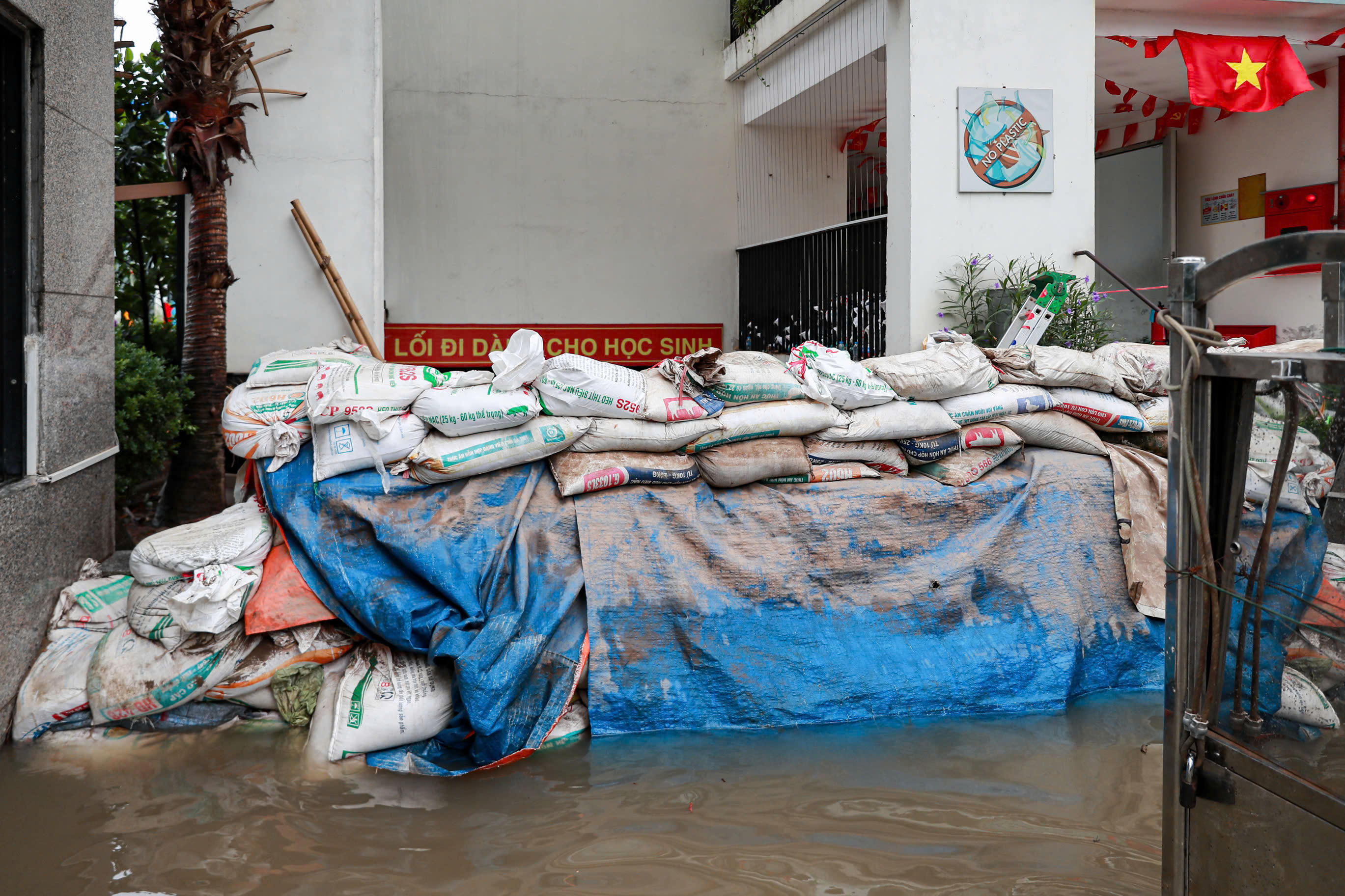 Phía trong Trường tiểu học Đông Ngạc nước tràn đã tràn vào trong sân trường.
