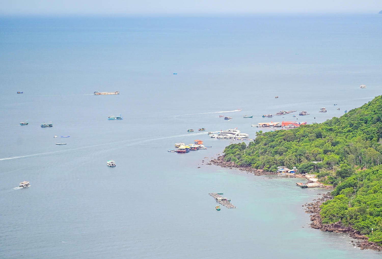 Với nhiều hòn đảo lớn nhỏ khác nhau, cùng hệ sinh thái đa dạng các hòn đảo ở An Giang có nhiều tiềm năng phát triển kinh tế biển, nhất là du lịch và nuôi biển. Ảnh Nguyễn Minh.