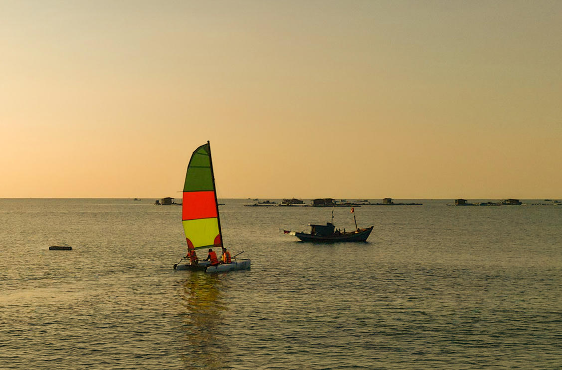 Dong thuyền buồm rong chơi giữa đại dương, len lỏi vào các bè cá của người dân, ngắm ánh hoàng hôn nhề nhẹ xuống biển… cũng là trải nghiệm được nhiều du khách ưa thích khi đến đảo ngọc. Ảnh Nguyễn Minh.