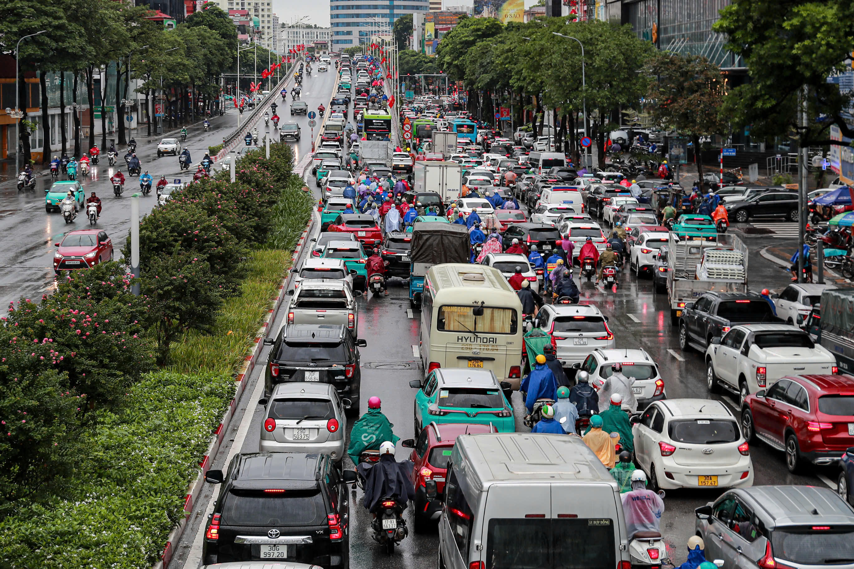 Hình ảnh đường Nguyễn Chí Thanh - Trần Duy Hưng lúc 8h30.