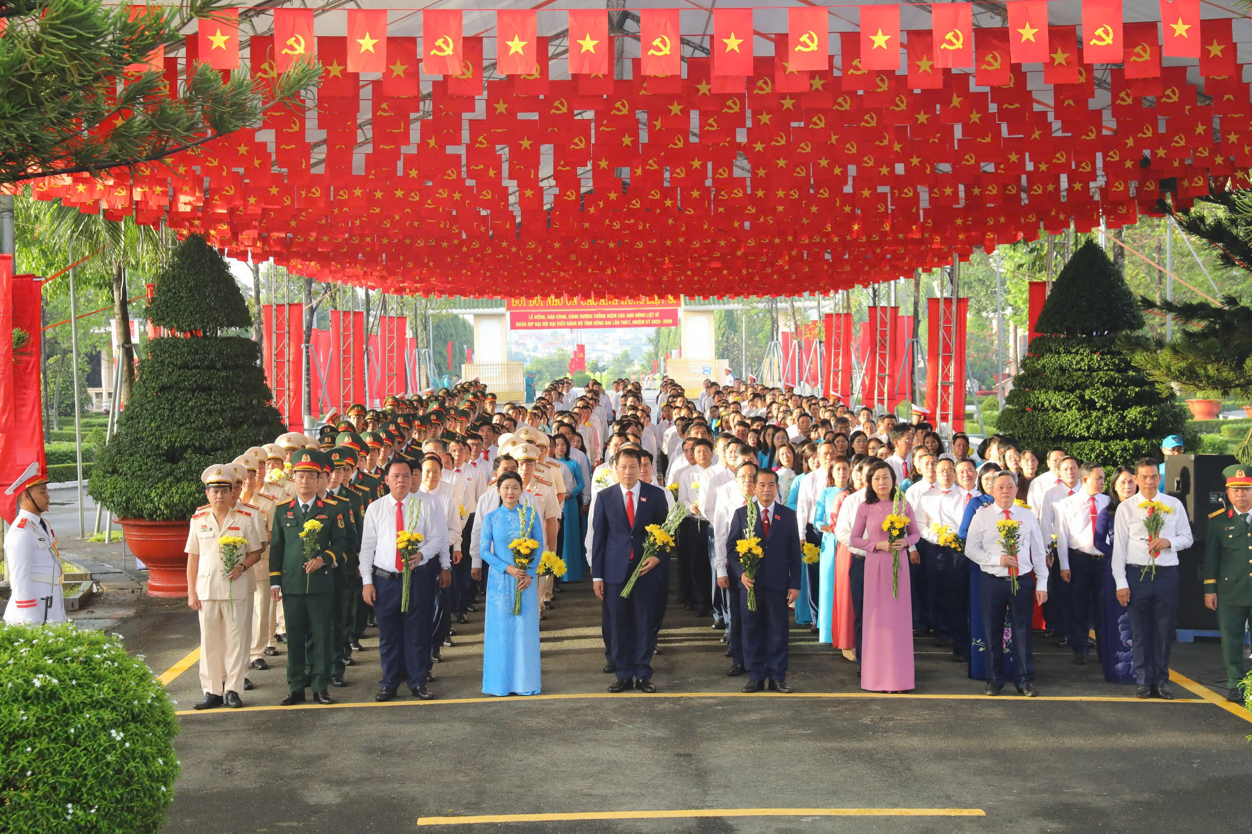 Lãnh đạo tỉnh Đồng Nai viếng nghĩa trang liệt sĩ tỉnh. 