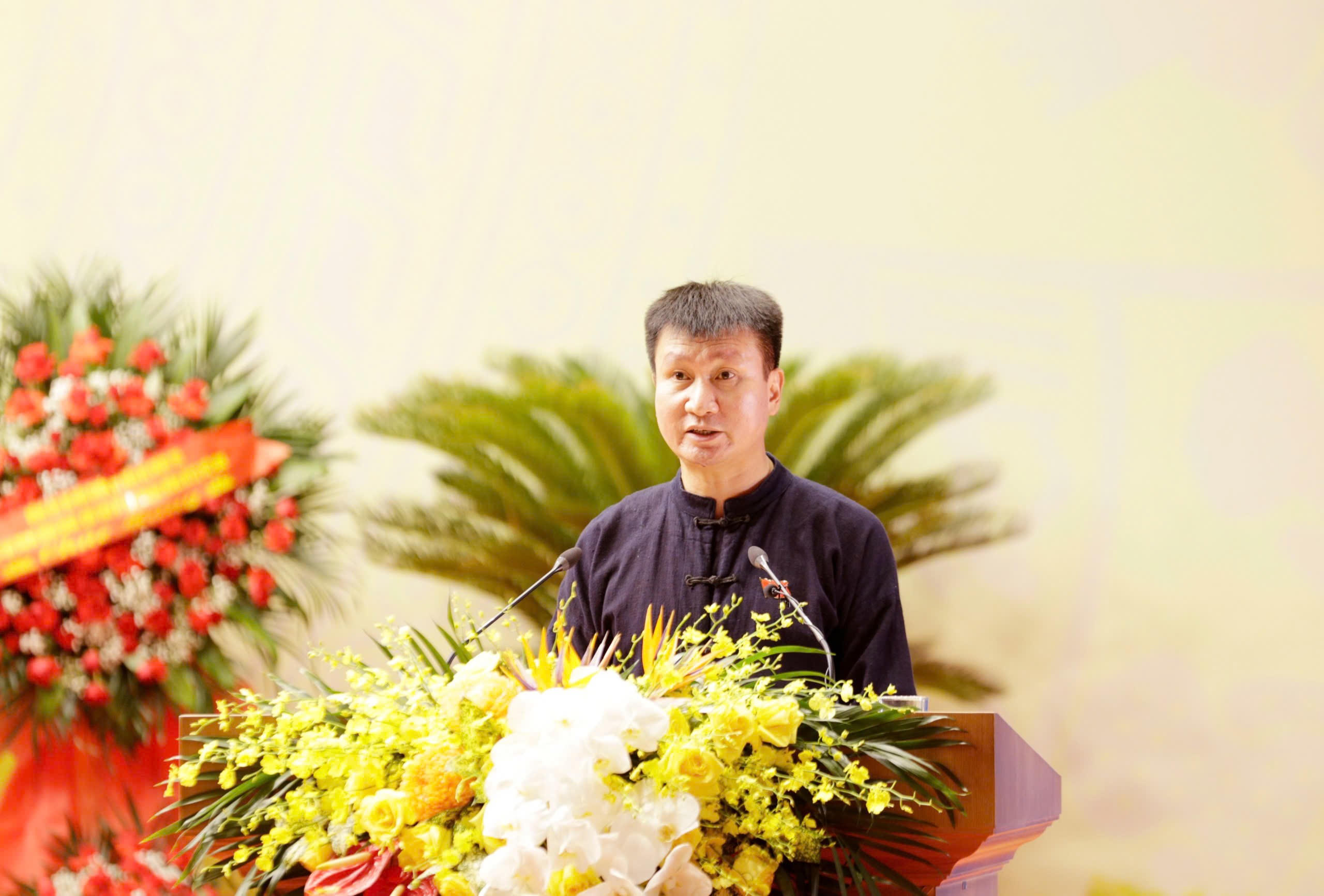 Chủ tịch UBND tỉnh Lào Cai Trần Huy Tuấn báo cáo chính trị tỉnh Lào Cai. Ảnh: Ngô Hùng.