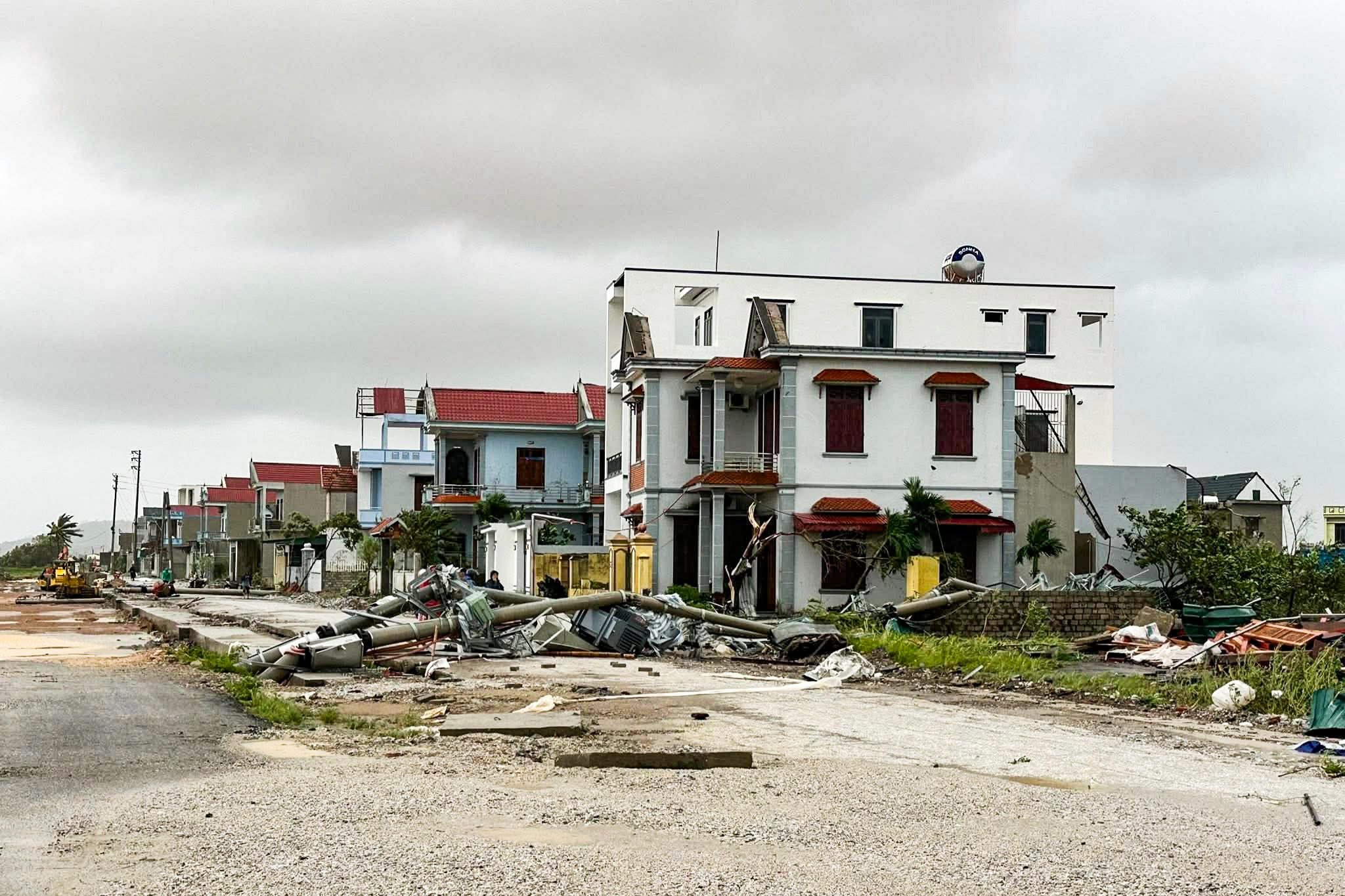 Theo ông Trần Anh Tuyển - Chủ tịch UBND xã Hoằng Giang cho biết, 3 thôn chịu thiệt hại nặng nhất sau cơn lốc xoáy là thôn Thương Gia, Vĩnh Gia 1 và Phượng Mao. Ảnh: Khánh Trình.
