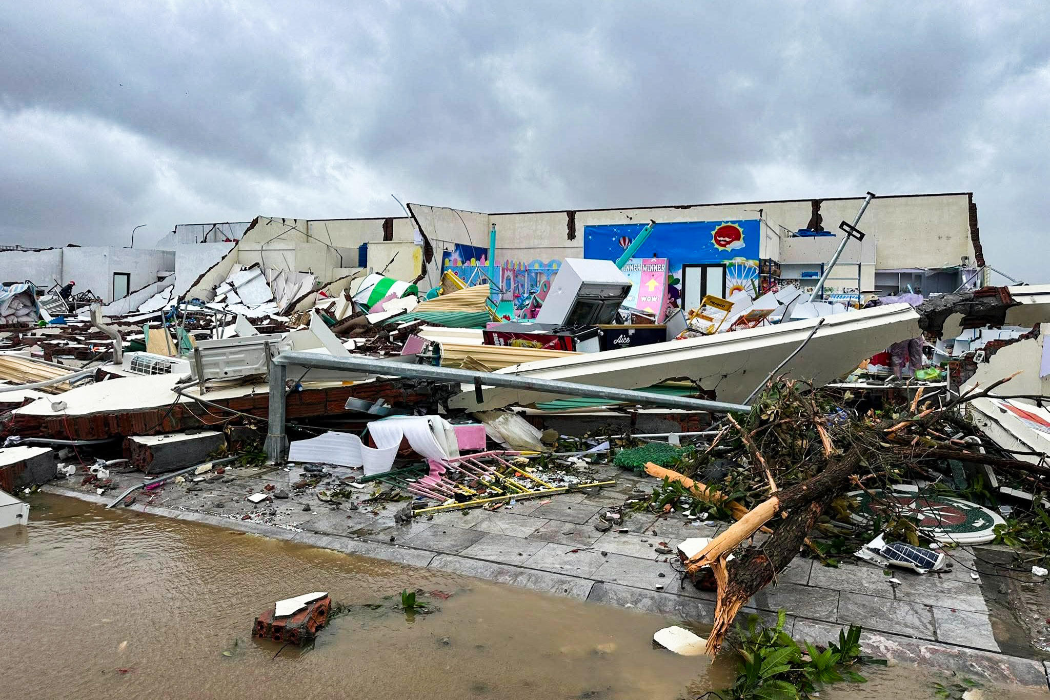 Tại 3 thôn trên, theo ghi nhận, có hàng loạt công trình bị đổ sập, tốc mái. Nhiều vật dụng, đồ dùng của các gia đình bị gió cuốn bay ra đường. Ảnh: Khánh Trình.
