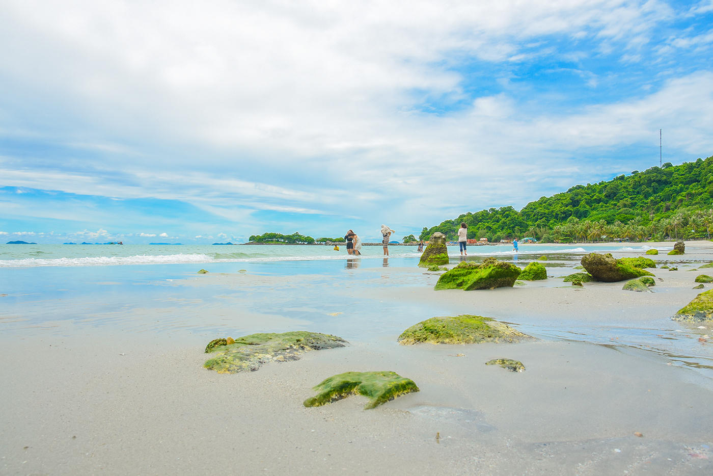 Ngoài cái tên nghe có vẻ “dữ tợn”, song người dân đảo Hải Tặc rất gần gũi, hiền lành, chất phác. Ngoài ra, cảnh quan nơi đây cũng thuộc vào top rất đẹp nên ngày càng thu hút khách du lịch đến tham quan, nghỉ dưỡng. Ảnh Nguyễn Minh.